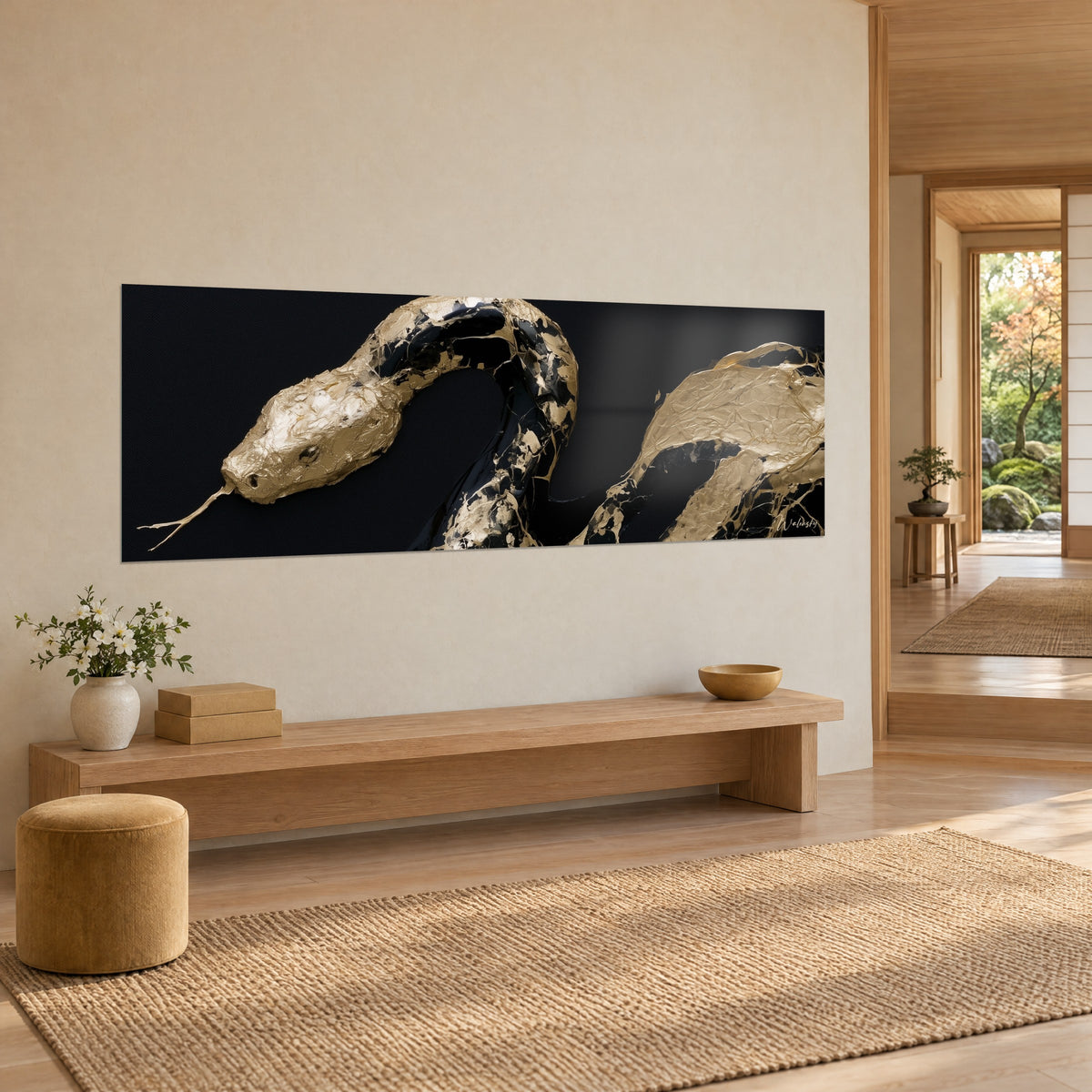 Schilderij van een reptiel met gerimpelde gouden schubben en gespleten tong, glanzend zwart lichaam, aan beige muur naast een bankje