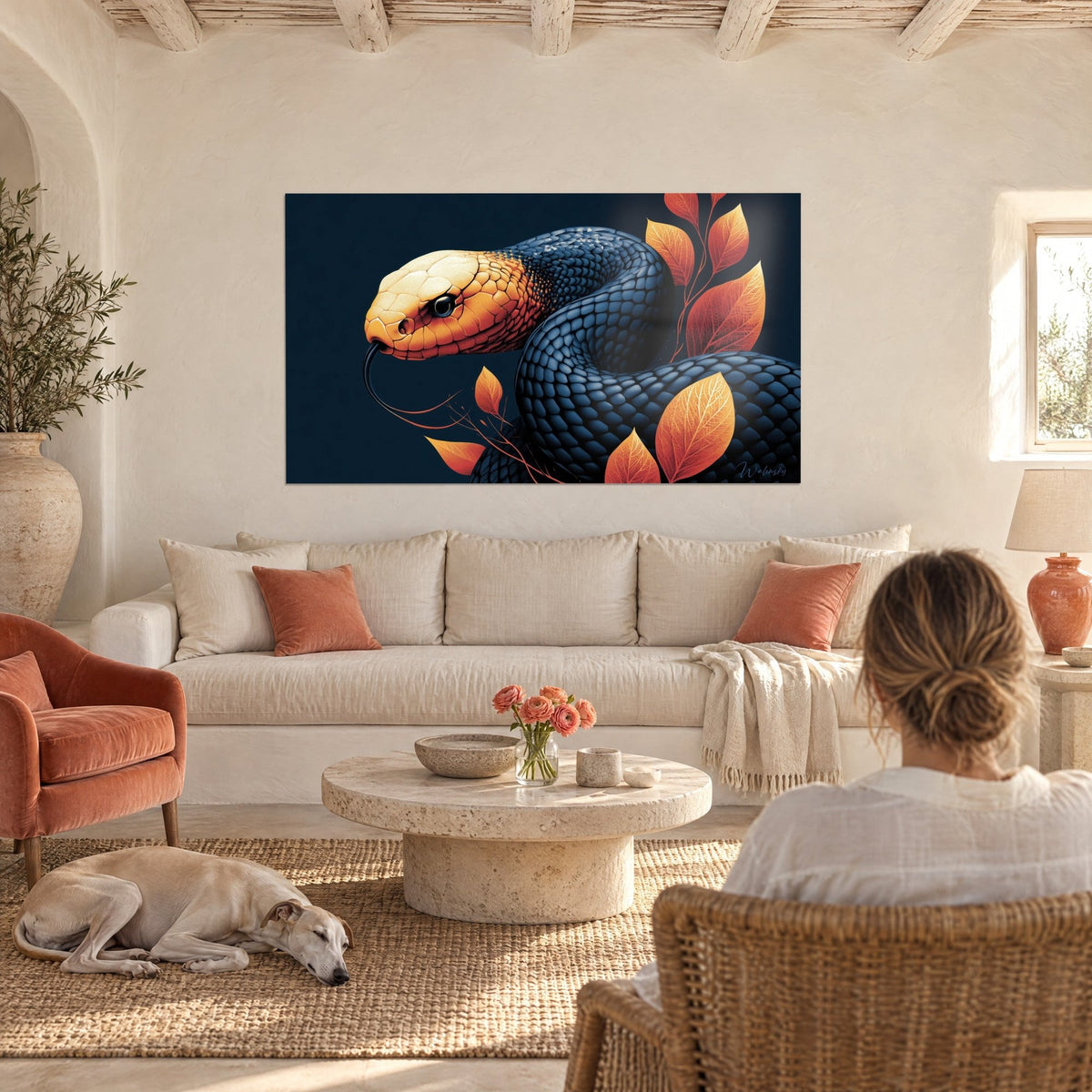 Tableau reptile aux écailles bleu nuit et tête dorée, langue noire tendue, feuilles orange, au-dessus d'un canapé dans un salon lumineux