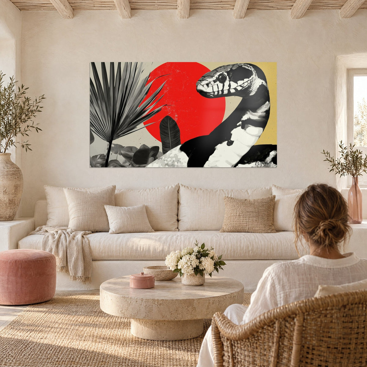 Quadro serpente in bianco e nero eretta davanti a un sole rosso, foglia di palma grigia e sfondo giallo, sopra un divano in un soggiorno luminoso