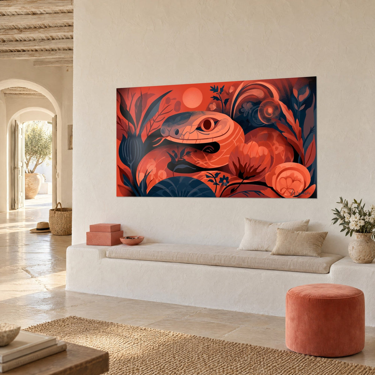 Quadro rettile arrotolato con occhio tondo cerchiato di marrone, fiori corallo e sfondo rosso arancio, panca in pietra bianca e pouf
