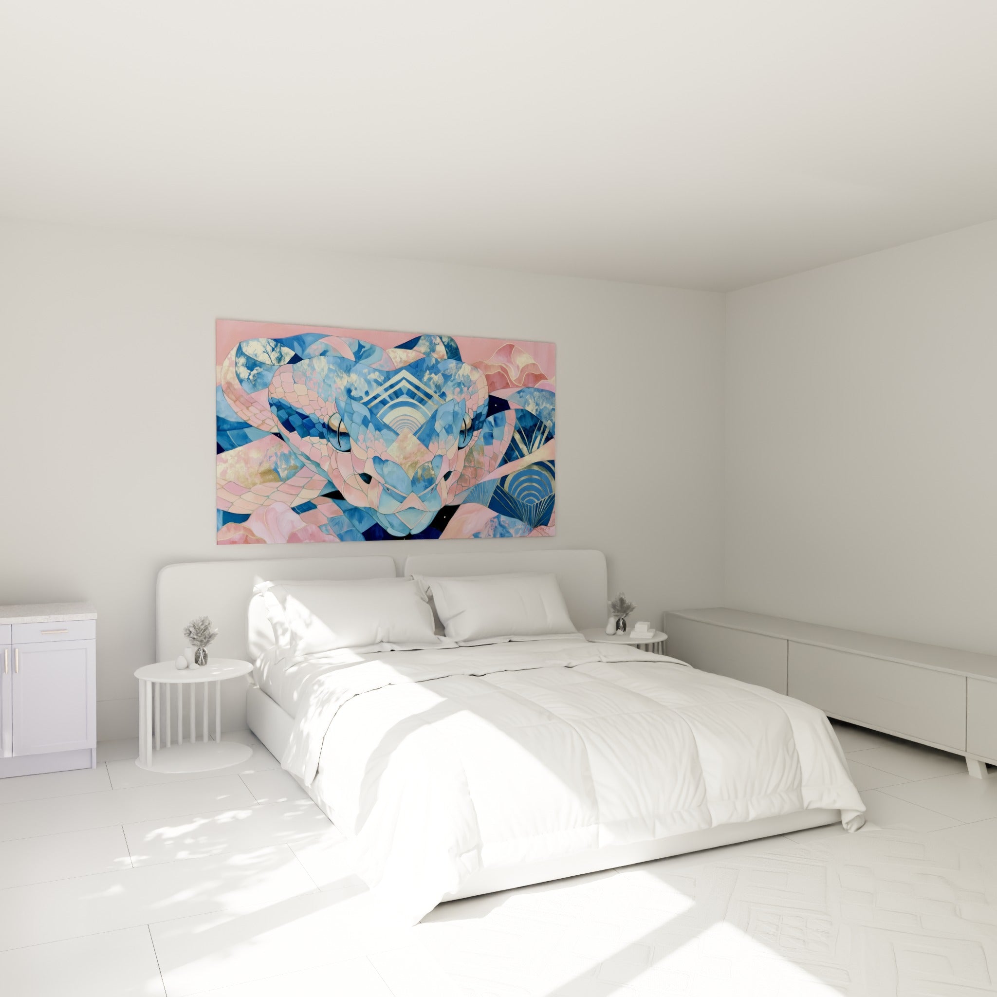 Écailles bleu marine et rose corail du serpent stylisé, accrochées au-dessus d'un lit dans une chambre claire