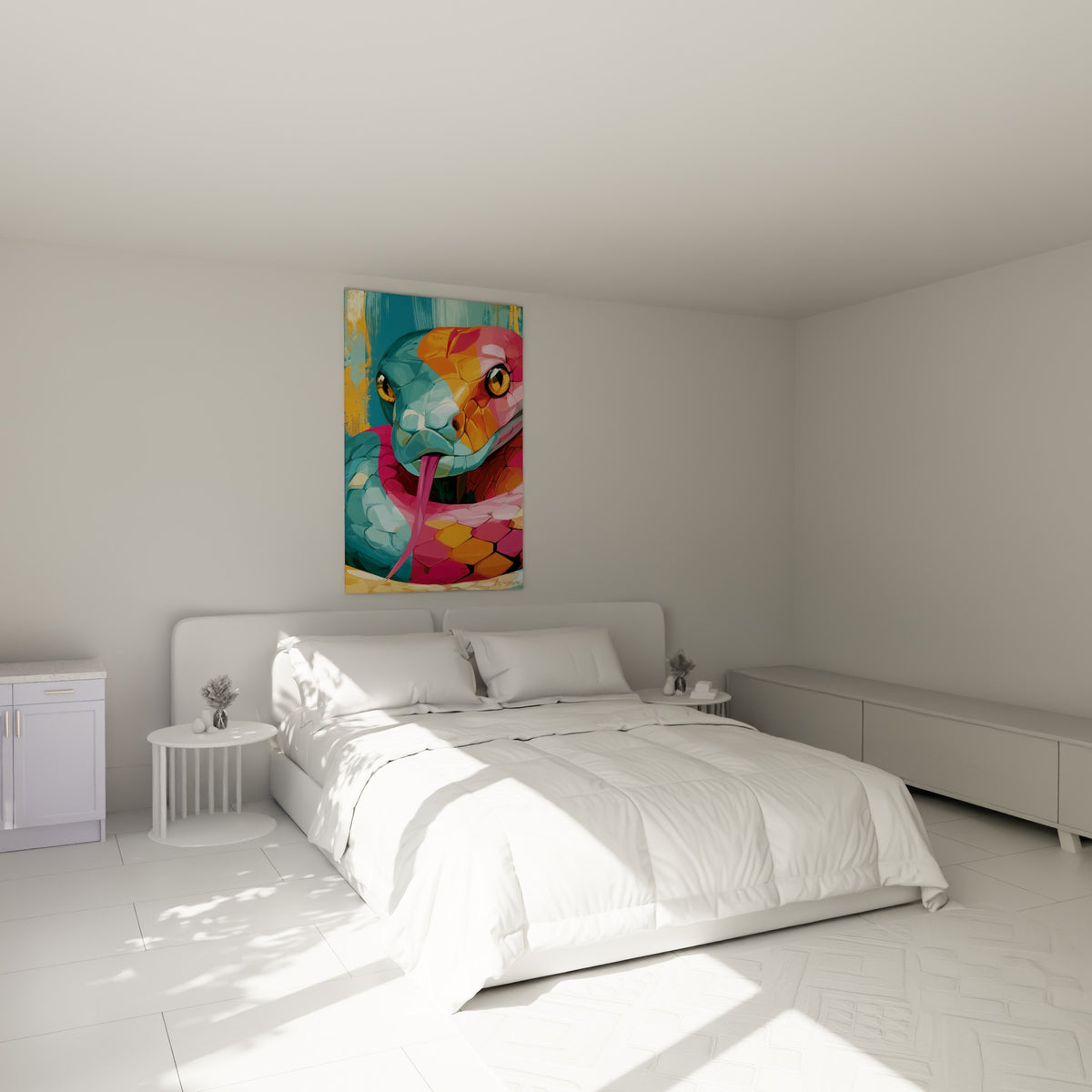Reptile bicolore rose et bleu pétrole, regard doré intense, au-dessus d'un lit dans une chambre claire