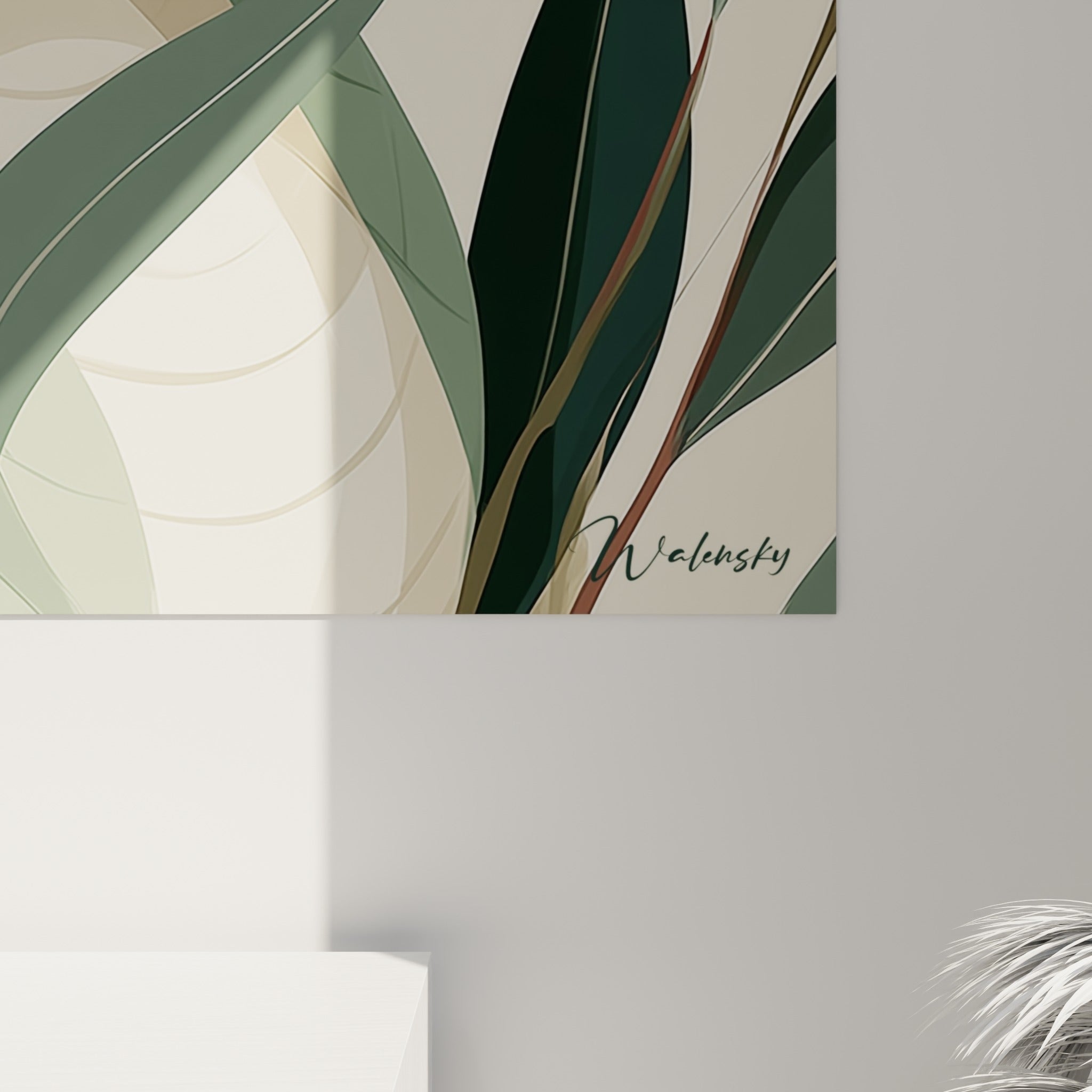 Détail des écailles graphiques vert sauge et crème, traits nets et baies terracotta visibles de près