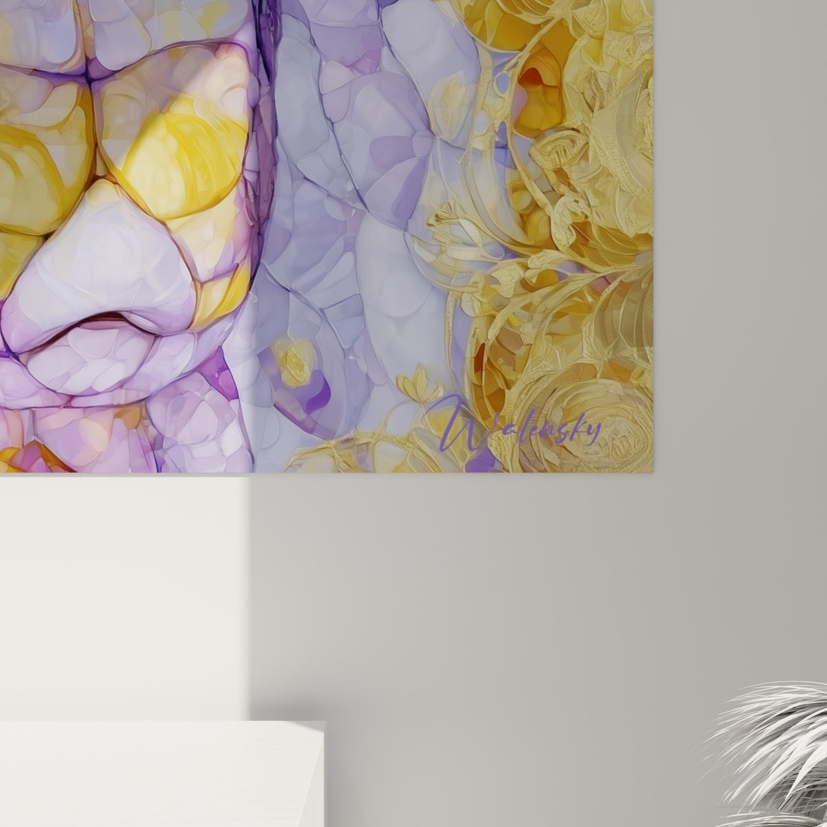 Écailles fragmentées en violet lilas et doré, texture minérale et filaments dorés visibles de près