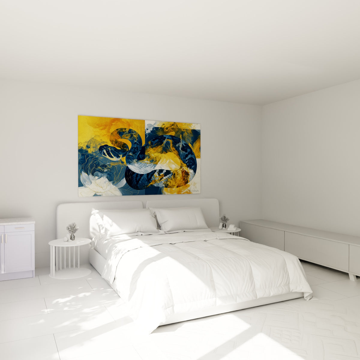 Reptile aux écailles bleu marine et ocre accroché au-dessus d'un lit dans une chambre claire