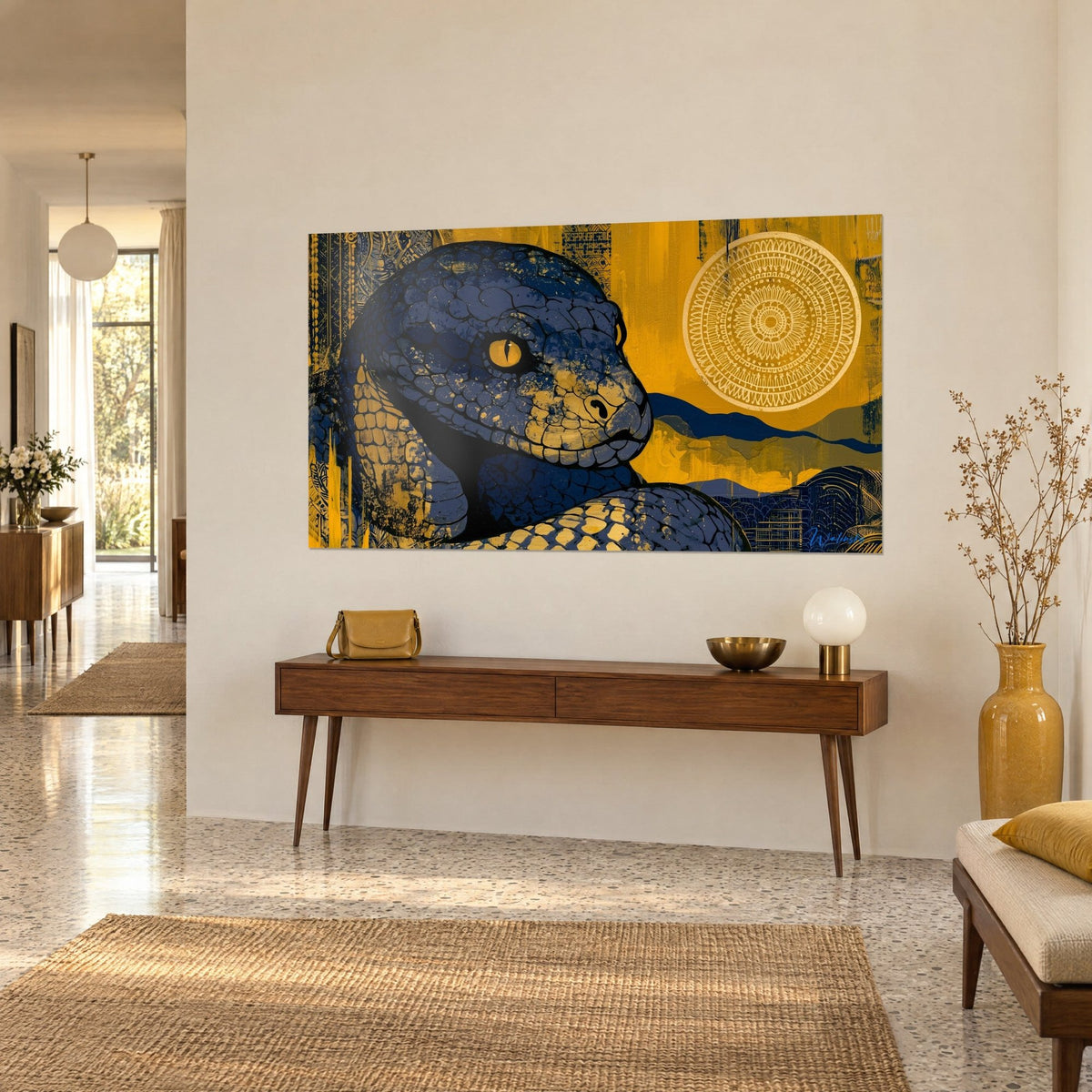 Tableau cobra indigo cerné de motifs tribaux ocre, soleil mandala crème, accroché au-dessus d'une console en bois, vue de trois-quarts