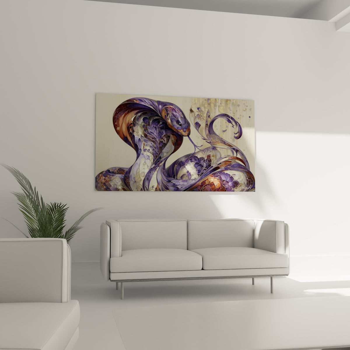 Reptile violet aux motifs cuivrés déployés en volutes, disposé au-dessus d'un canapé dans un salon lumineux