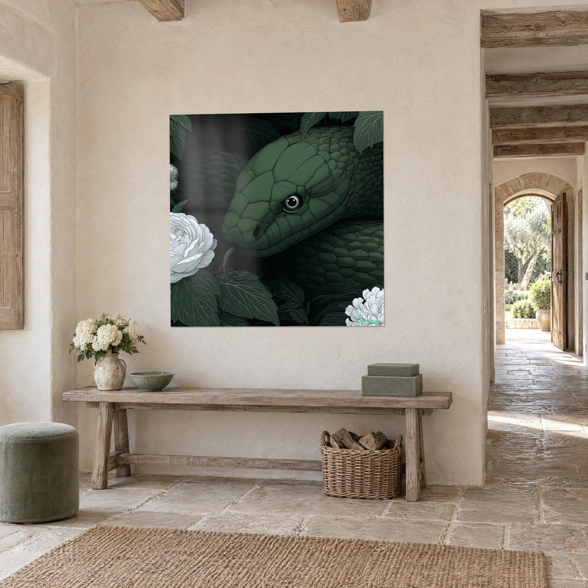 Quadro rettile dalle squame verde bosco che guizza la lingua sottile, rose bianche e fogliame nero, ingresso in pietra ocra, vista a tre quarti