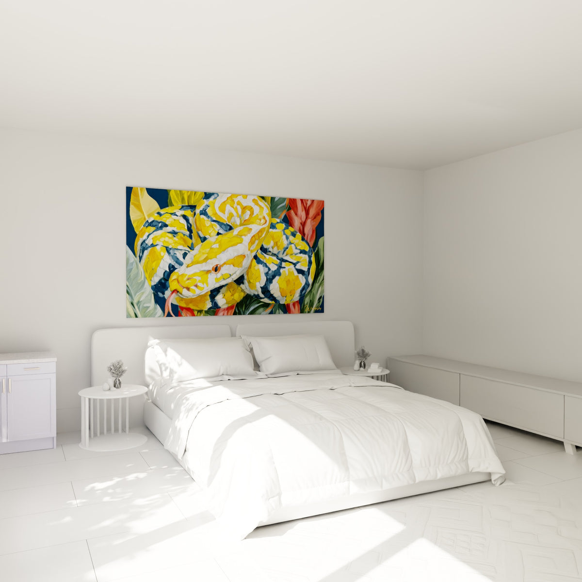 Serpent jaune et blanc peint en touches vives, accroché au-dessus d'un lit dans une chambre claire