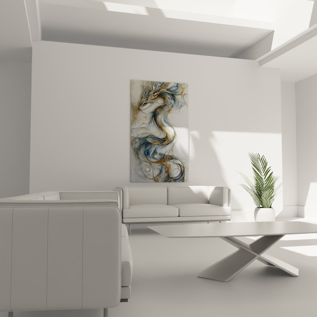 Corps entrelacé bleu et or du serpent accroché au-dessus d'un canapé dans un salon lumineux