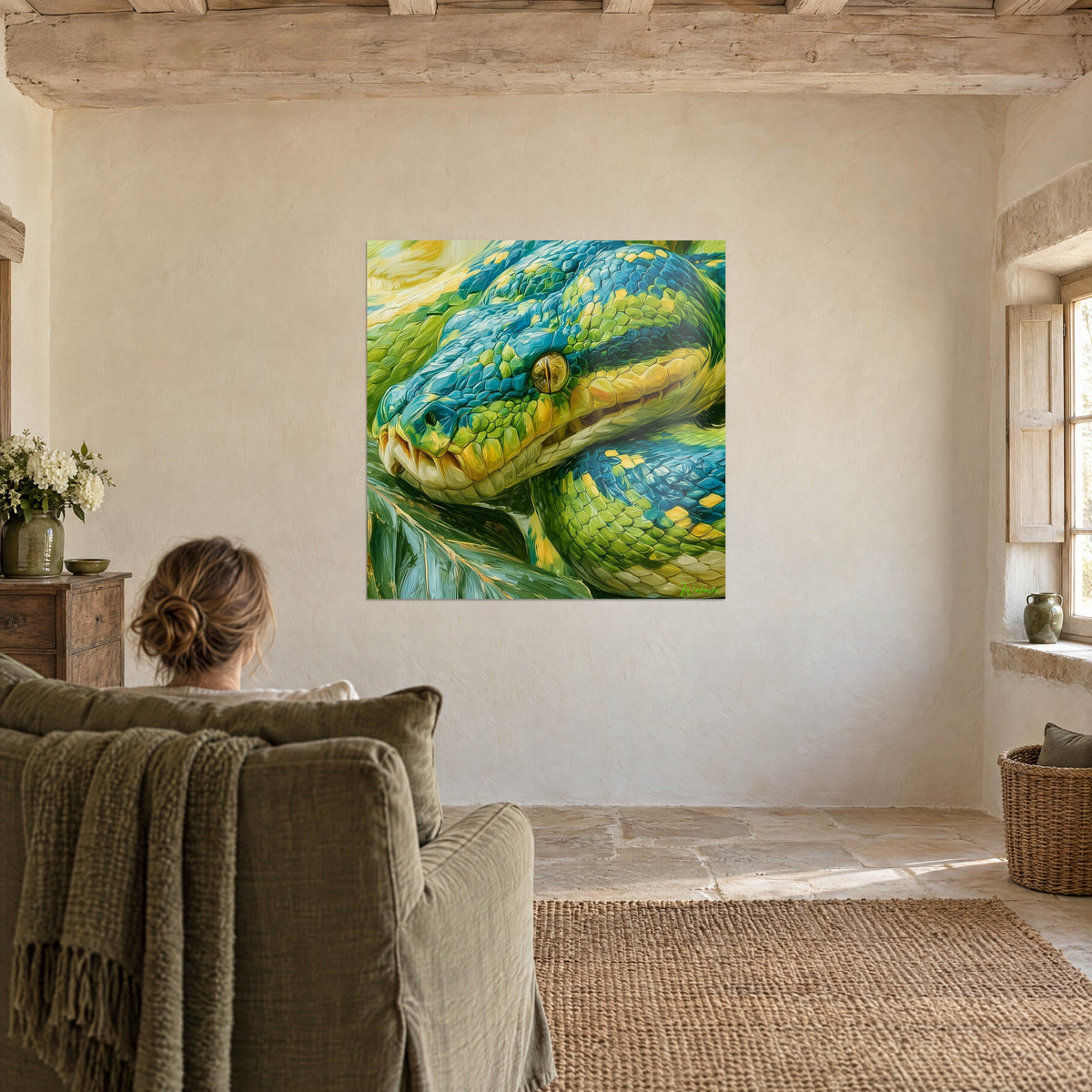 Tableau couleuvre géante en coups de pinceau jaune soleil et bleu lagon, femme de dos dans un fauteuil vert, mur de chaux