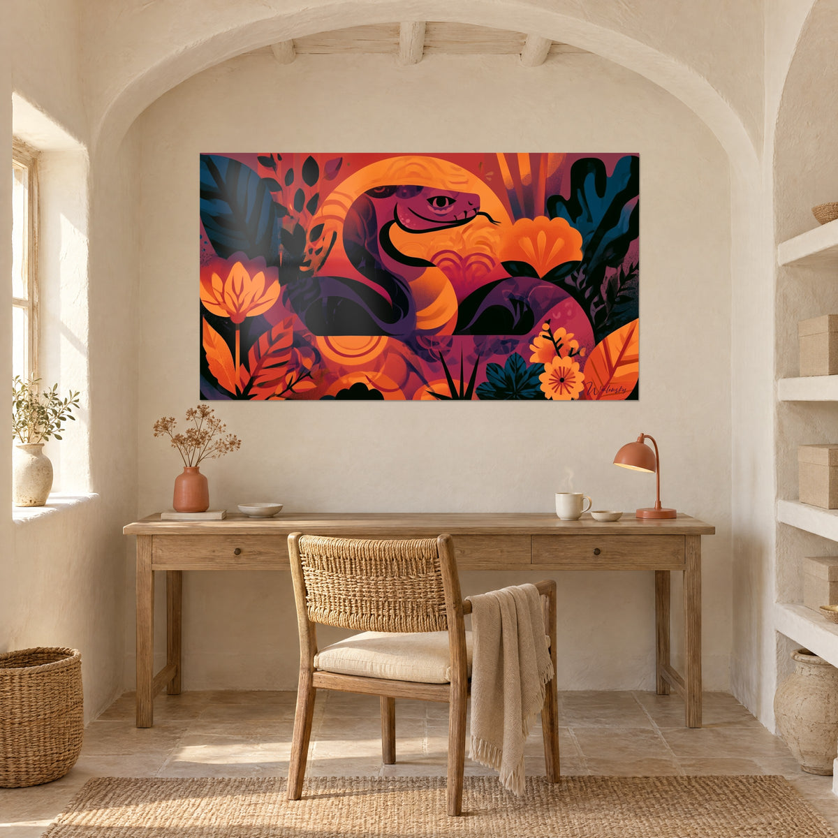 Tableau ophidien rose framboise et noir, grande fleur dorée, feuillage tropical bleu foncé, au-dessus d'un bureau en bois clair
