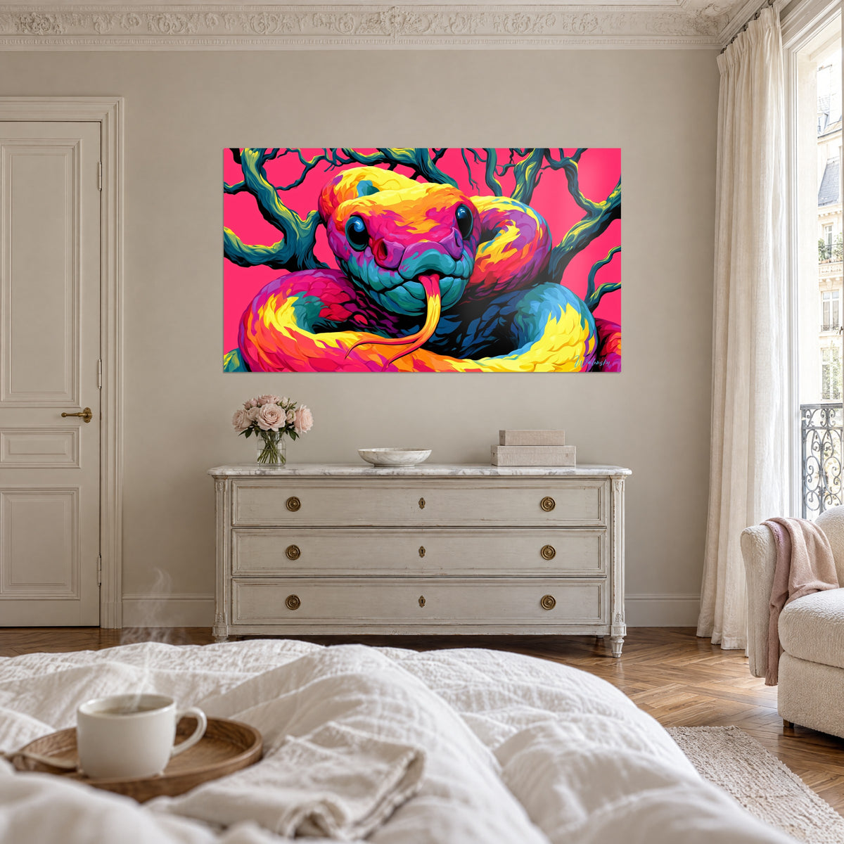 Tableau python aux anneaux orange, violet et jaune, regard noir brillant sur fond fuchsia, au-dessus d'un lit dans une chambre claire