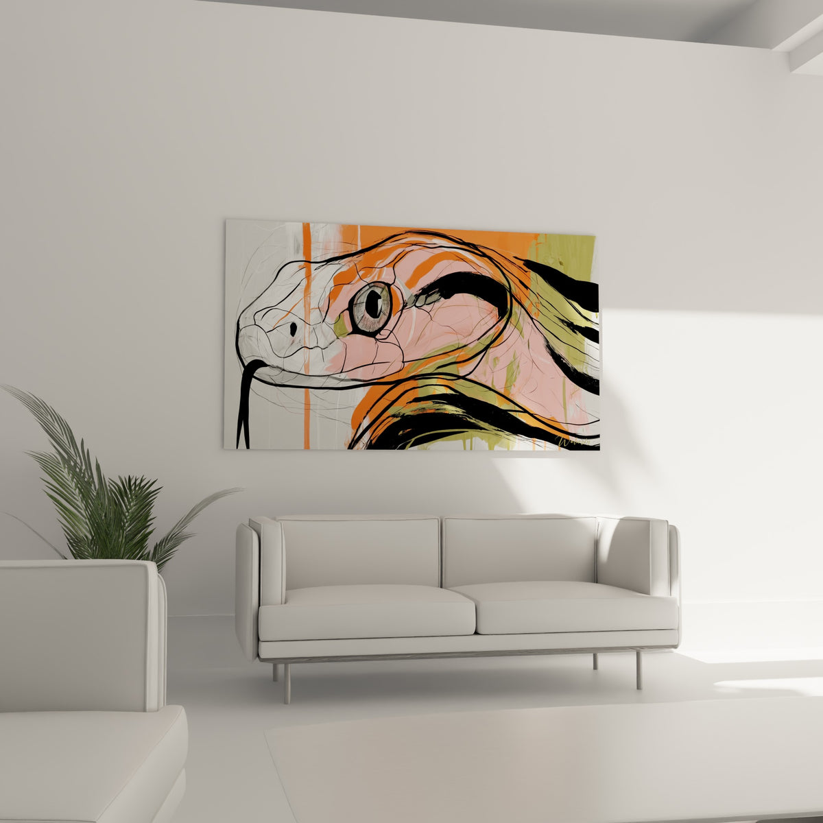 Tête de serpent graphique en noir, rose et vert olive, placée au-dessus d'un canapé dans un salon lumineux