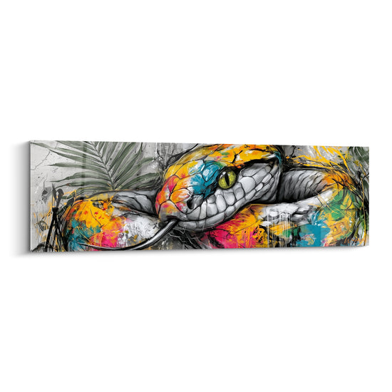 Serpent lové aux écailles jaunes et roses, œil vert turquoise perçant sur fond gris marbré