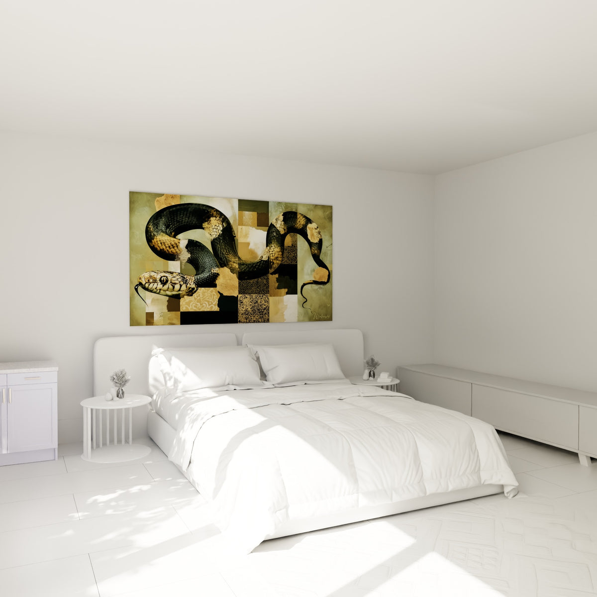 Reptile noir et doré aux motifs graphiques, accroché au-dessus d'un lit dans une chambre claire