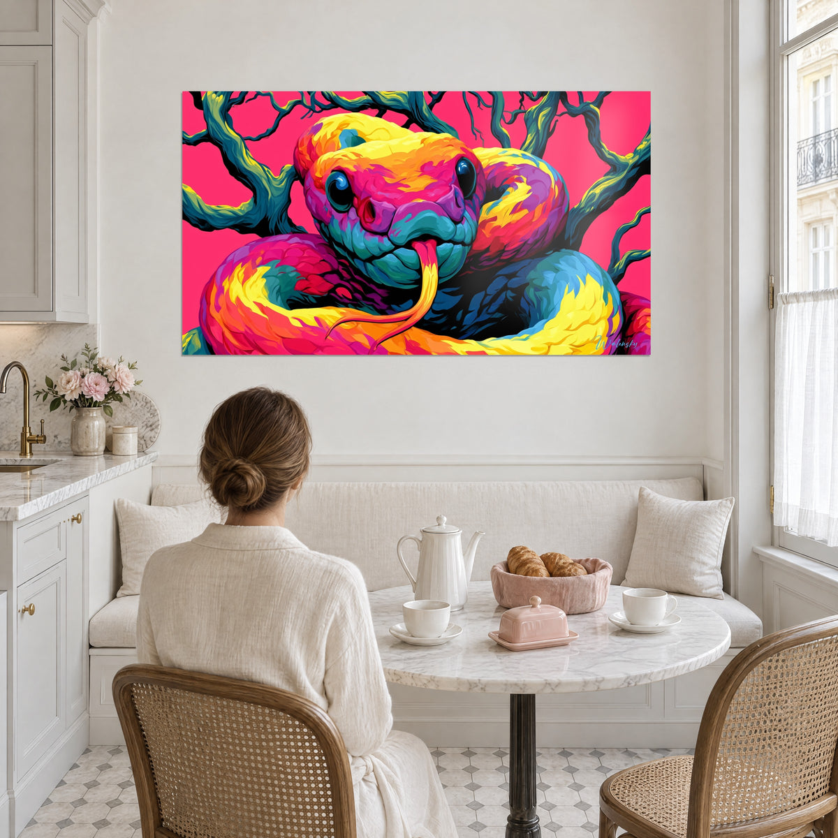 Tableau couleuvre aux yeux ronds et noirs, écailles rose et turquoise, branches vert profond, vue depuis une table de petit-déjeuner