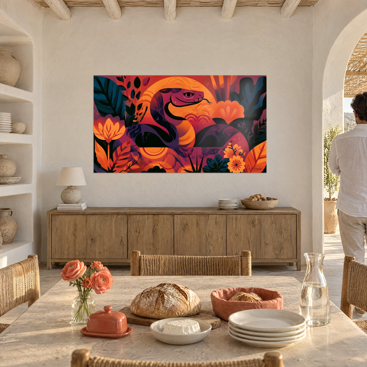 Tableau python violet à la langue noire fourchue, fleurs safran et jungle sombre, au mur d'une cuisine avec table dressée