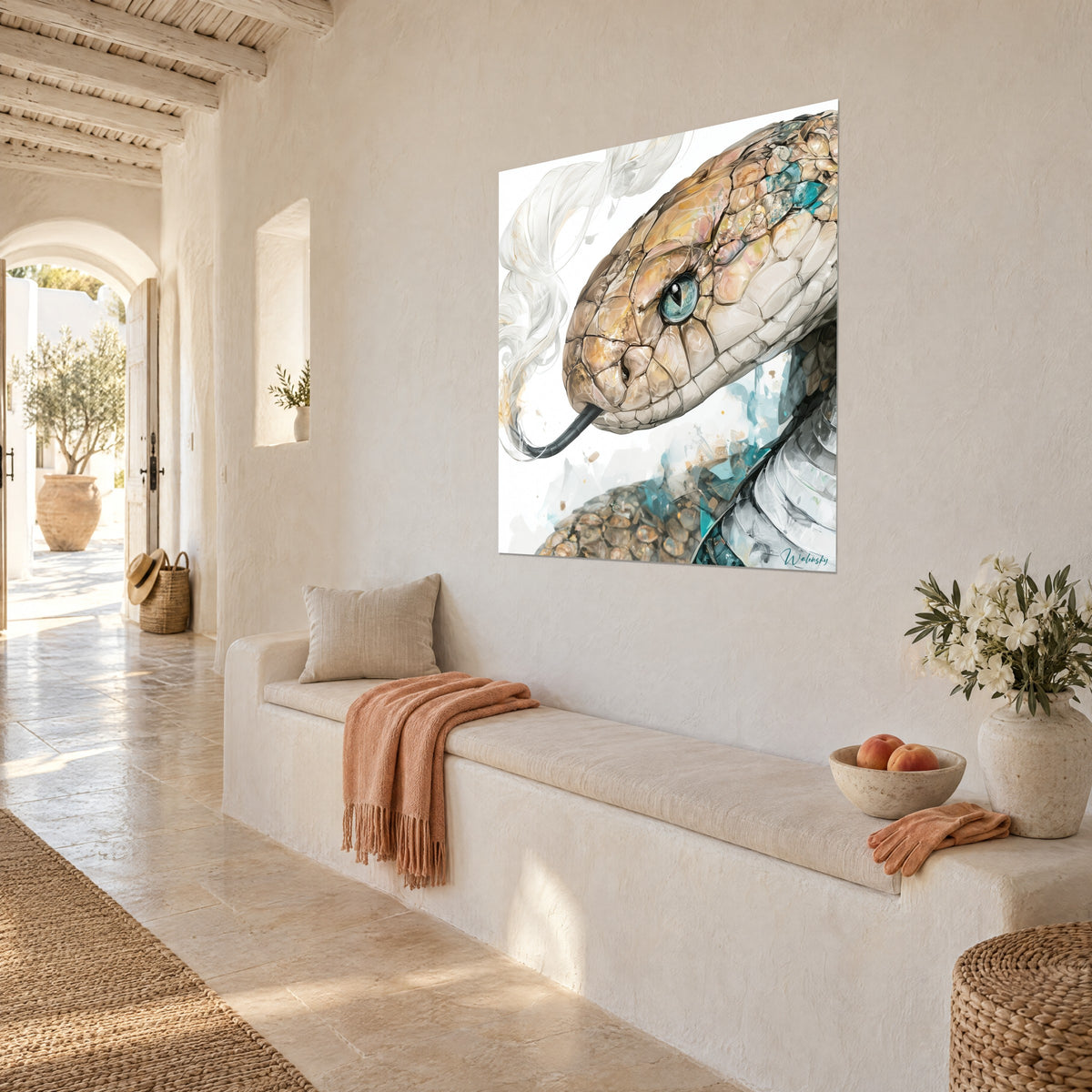 Tableau reptile aux écailles sable nacrées et éclats turquoise, volutes blanches à gauche, sur un mur crème de maison méditerranéenne