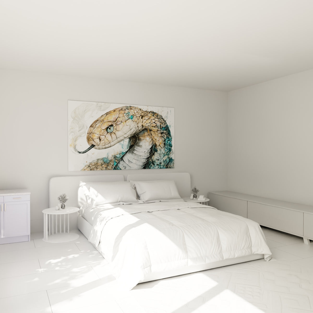 Reptile beige et bleu pastel enroulé, œil turquoise vif, au-dessus d'un lit dans une chambre claire