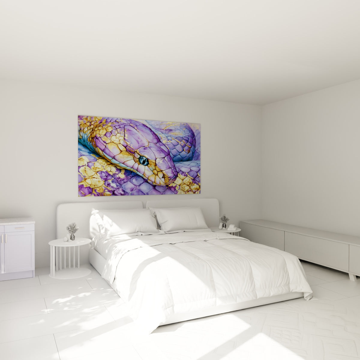 Écailles violettes et dorées d'un serpent stylisé accrochées au-dessus d'un lit dans une chambre claire