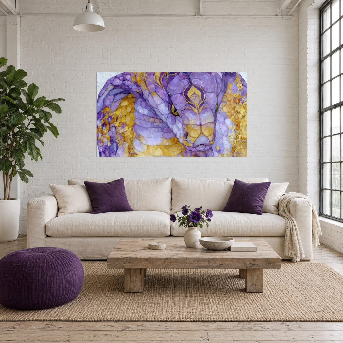 Tableau cobra à la tête violette ornée de plumes dorées, œil ambré, au-dessus d'un canapé dans un salon lumineux