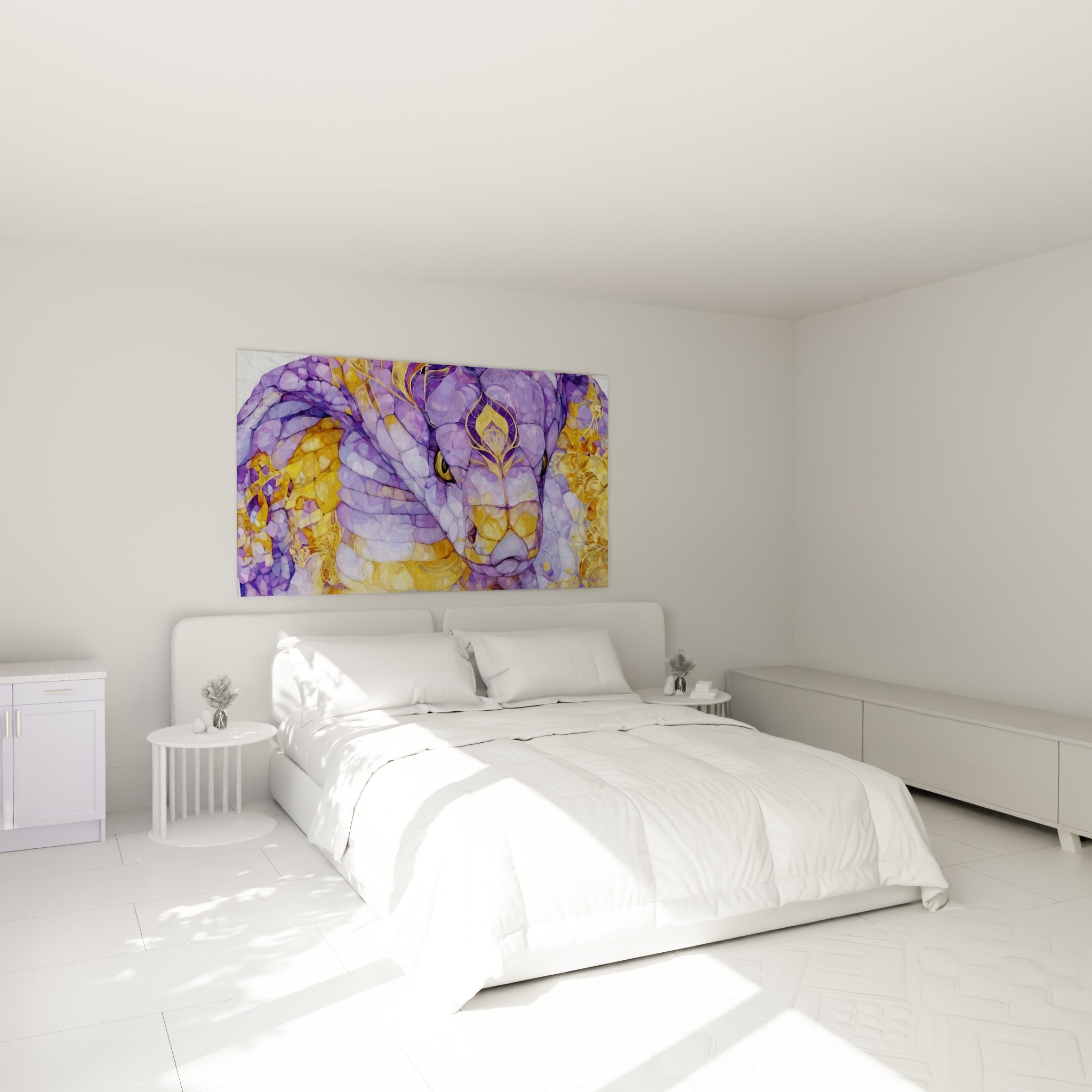 Reptile mauve et or aux motifs graphiques, accroché au-dessus d'un lit dans une chambre claire