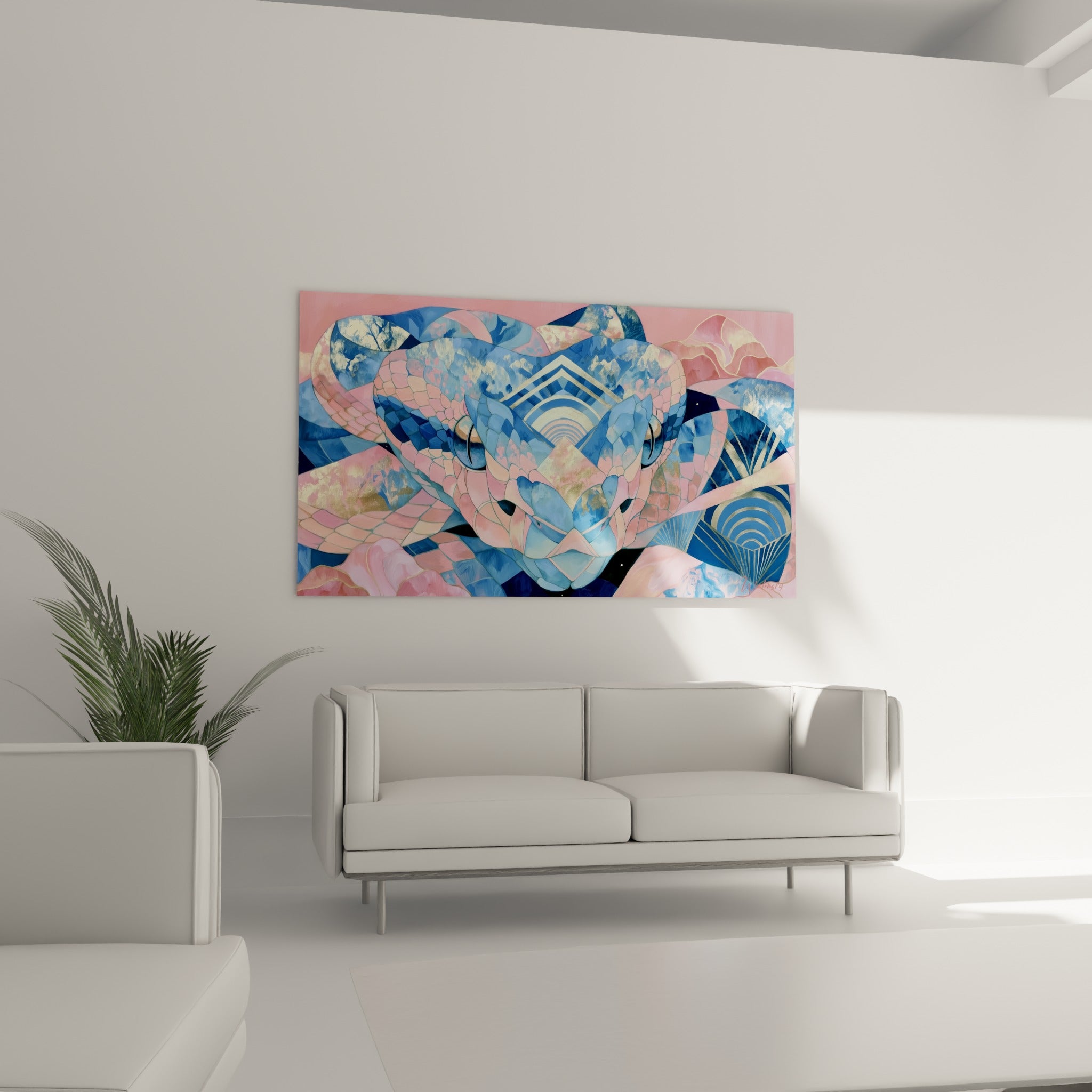 Motifs dorés et bleu pastel du serpent en mosaïque, disposés au-dessus d'un canapé dans un salon lumineux