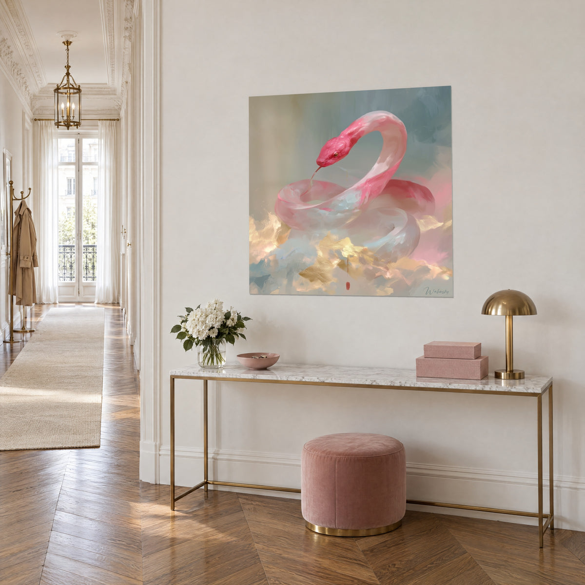 Schilderij van een lichtroze reptiel met parelmoeren ringen op een blauwgrijze achtergrond met gouden accenten, in een gang in Haussmann-stijl, driekwart zicht