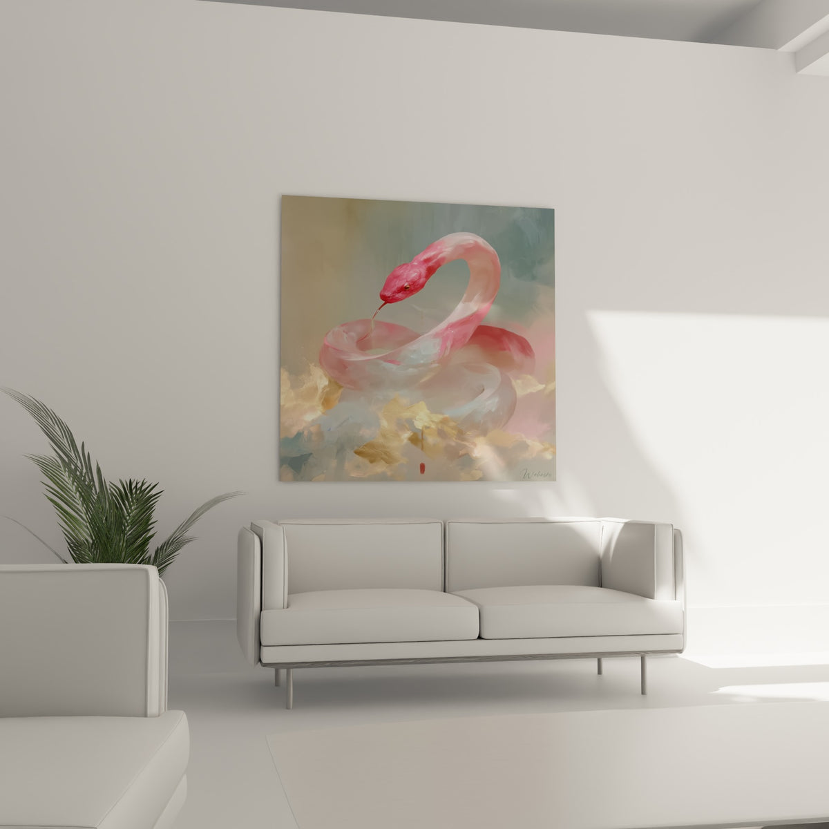 Corps sinueux rose et nacré du serpent, accents dorés visibles, au-dessus d'un canapé dans un salon lumineux