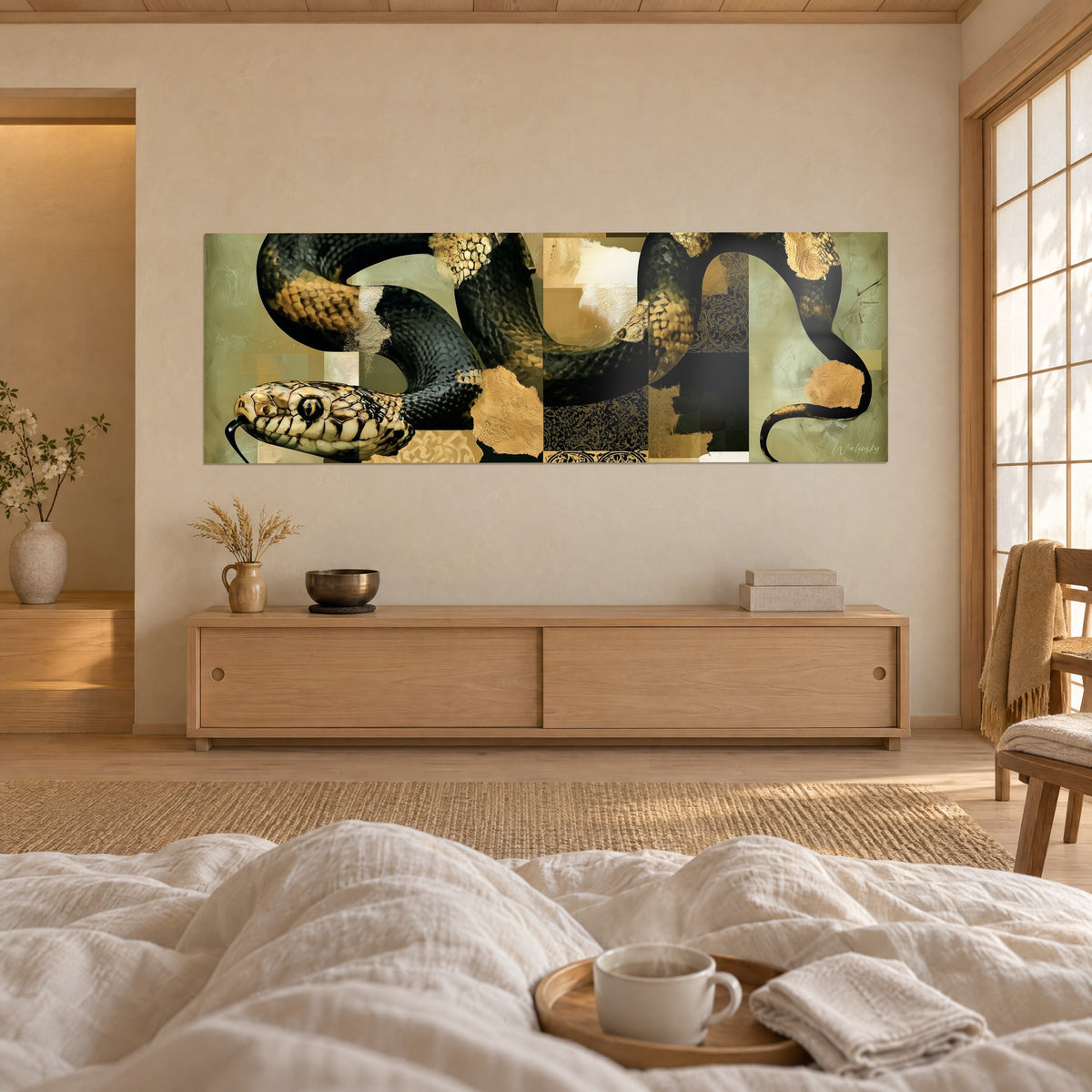 Tableau cobra aux replis sombres rehaussés de feuilles d'or sur fond vert sauge, au-dessus d'un lit dans une chambre claire
