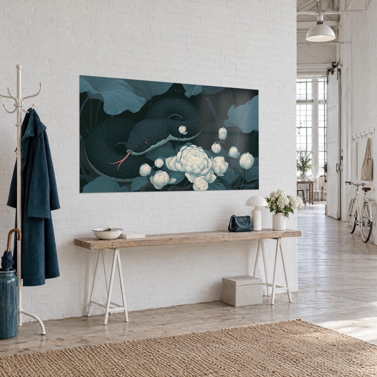 Tableau reptile aux écailles d'encre enroulé autour d'une grosse pivoine crème et de boutons blancs, mur blanc, console en bois, loft