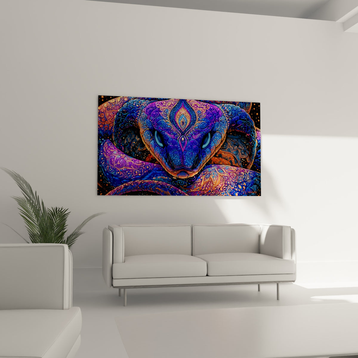 Créature sinueuse aux teintes cuivrées et bleu marine, yeux perçants, au-dessus d'un canapé dans un salon lumineux