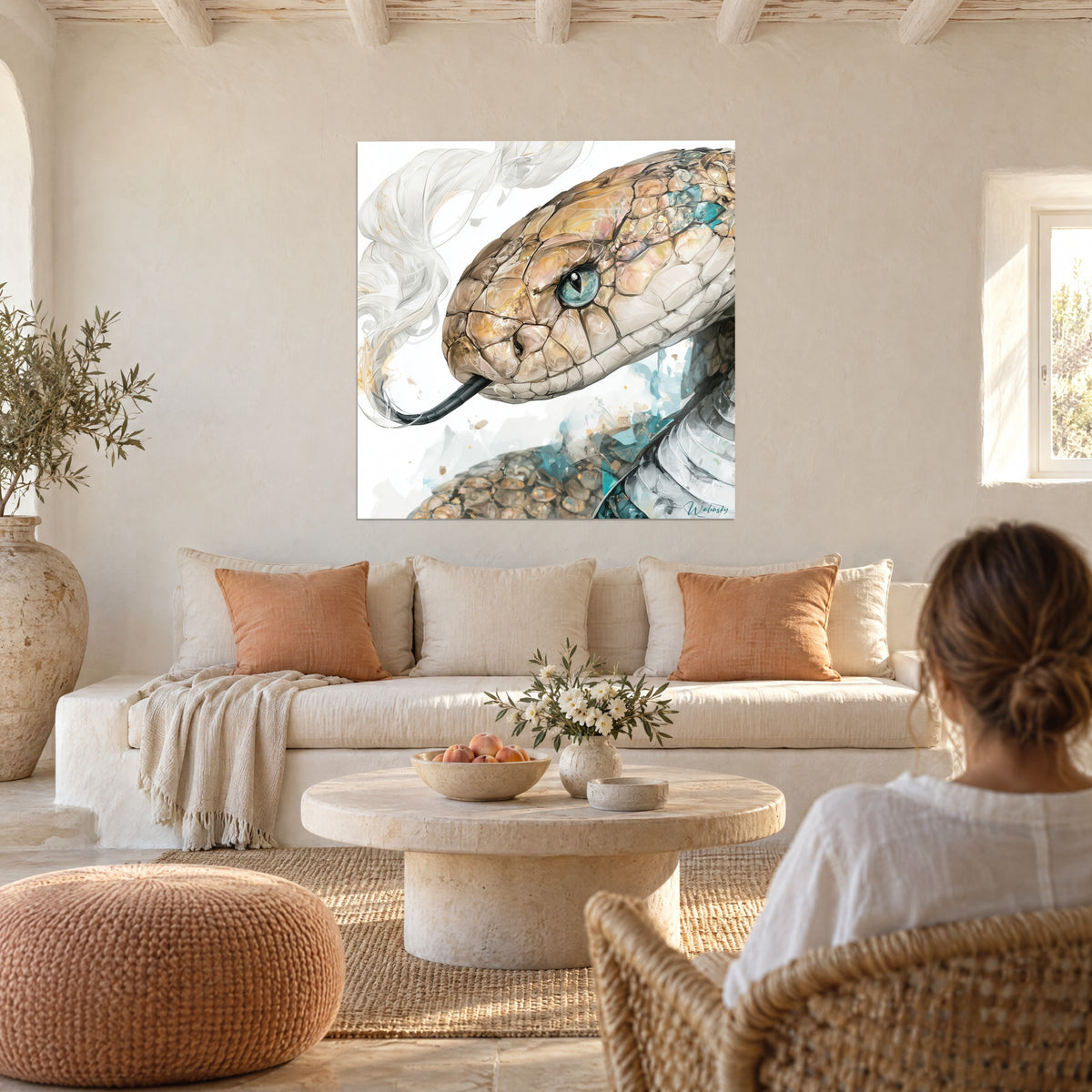 Tableau serpent à l'œil turquoise et écailles beiges, langue noire fine, fond blanc, au-dessus d'un canapé dans un salon lumineux