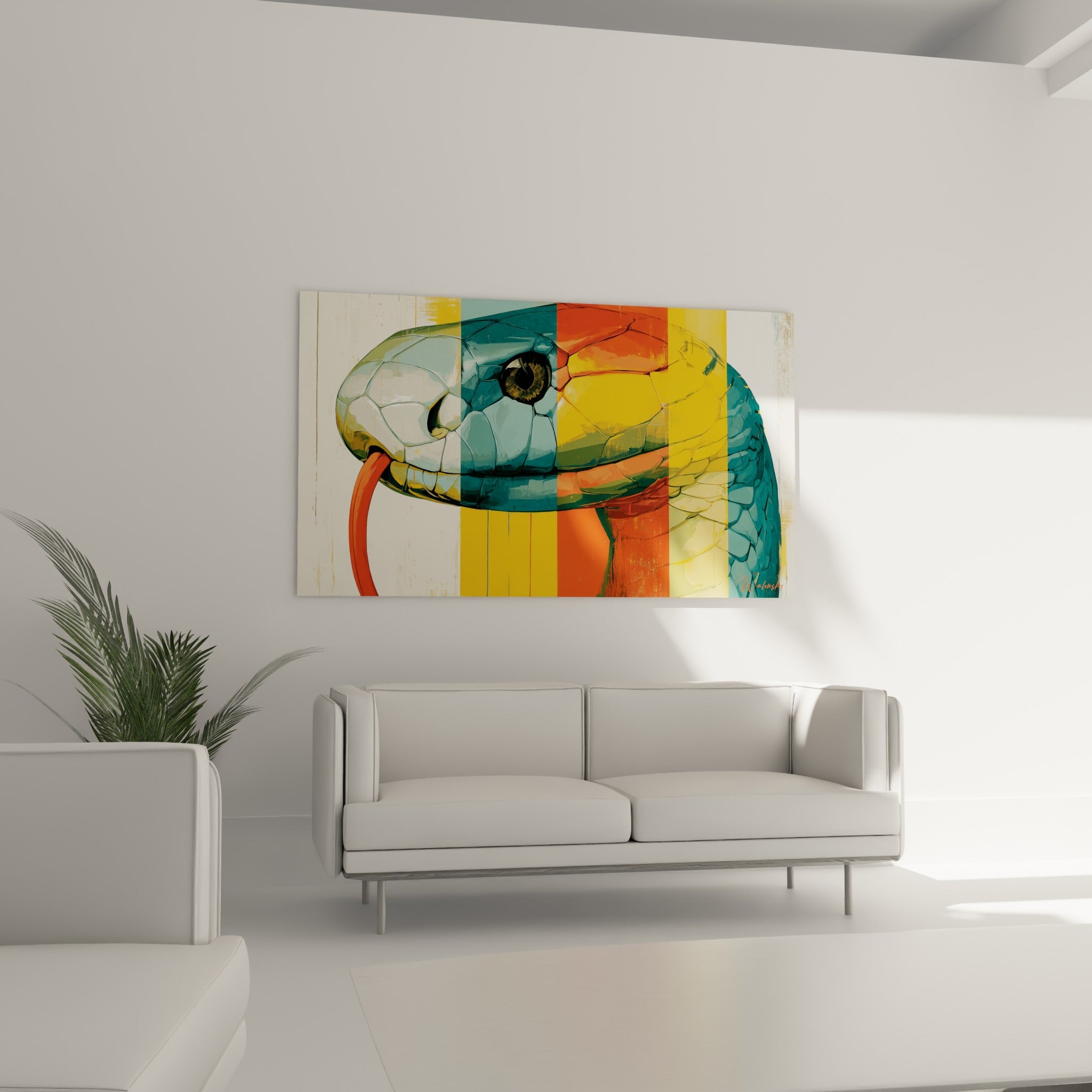 Tête de serpent aux tons anthracite et jaune moutarde, langue orangée déployée, au-dessus d'un canapé dans un salon lumineux