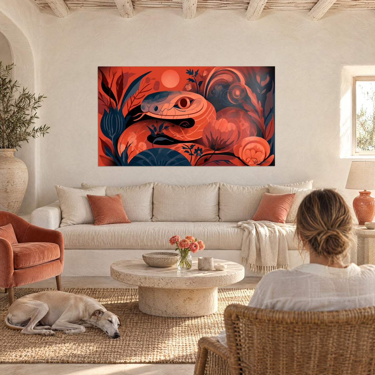 Quadro serpente arrotolata con squame terracotta e fogliame blu navy, sole rosa, sopra un divano in un soggiorno luminoso