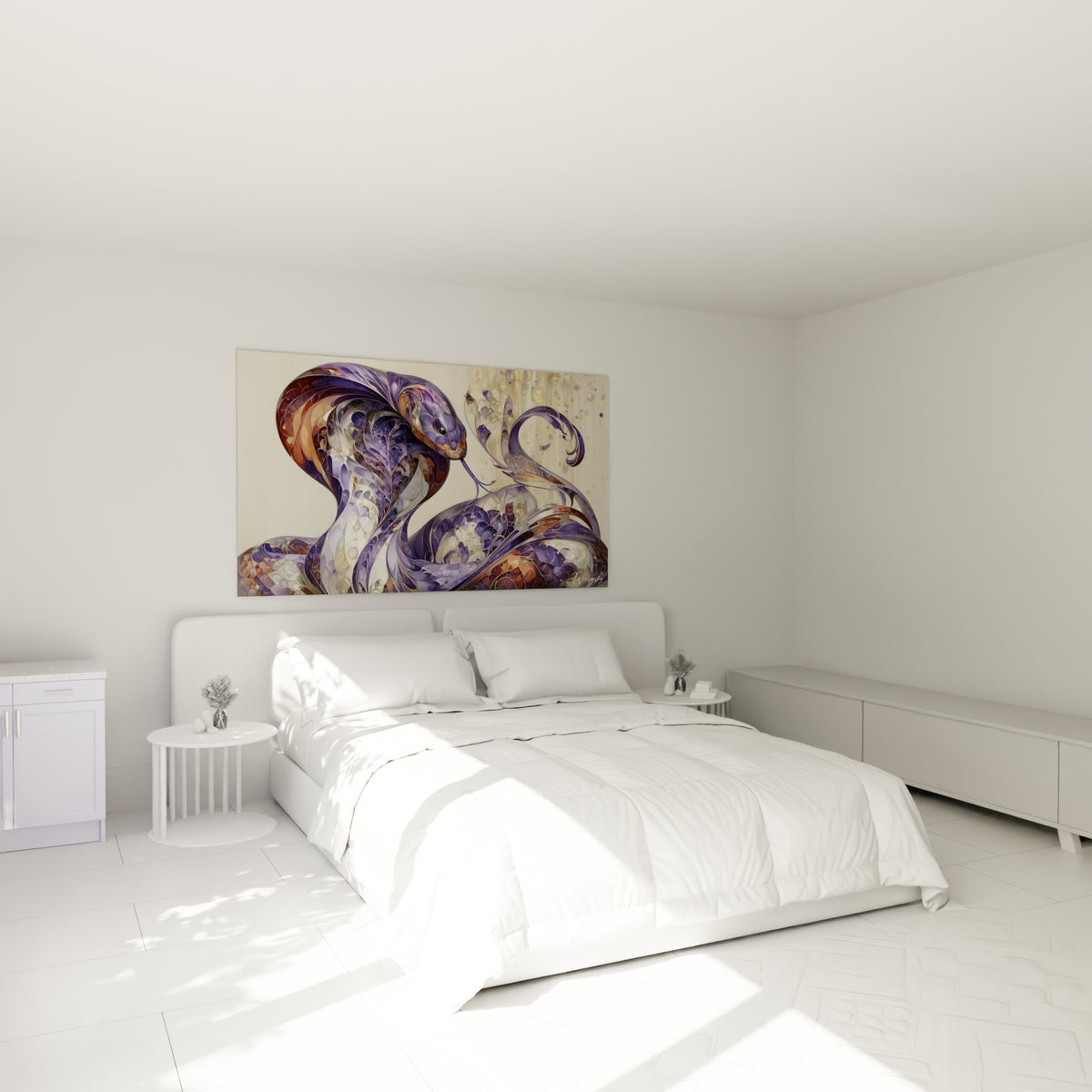 Serpent pourpre et doré en posture hiératique, accroché au-dessus d'un lit dans une chambre claire