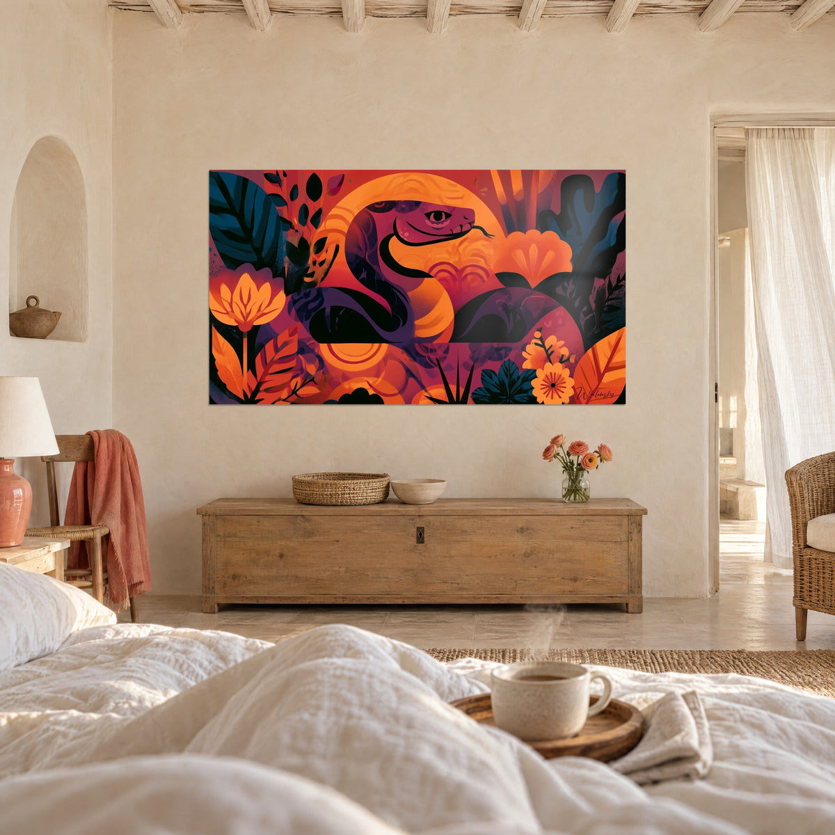 Tableau couleuvre magenta enroulée devant un disque ambré, feuilles bleu canard, au-dessus d'un lit dans une chambre claire