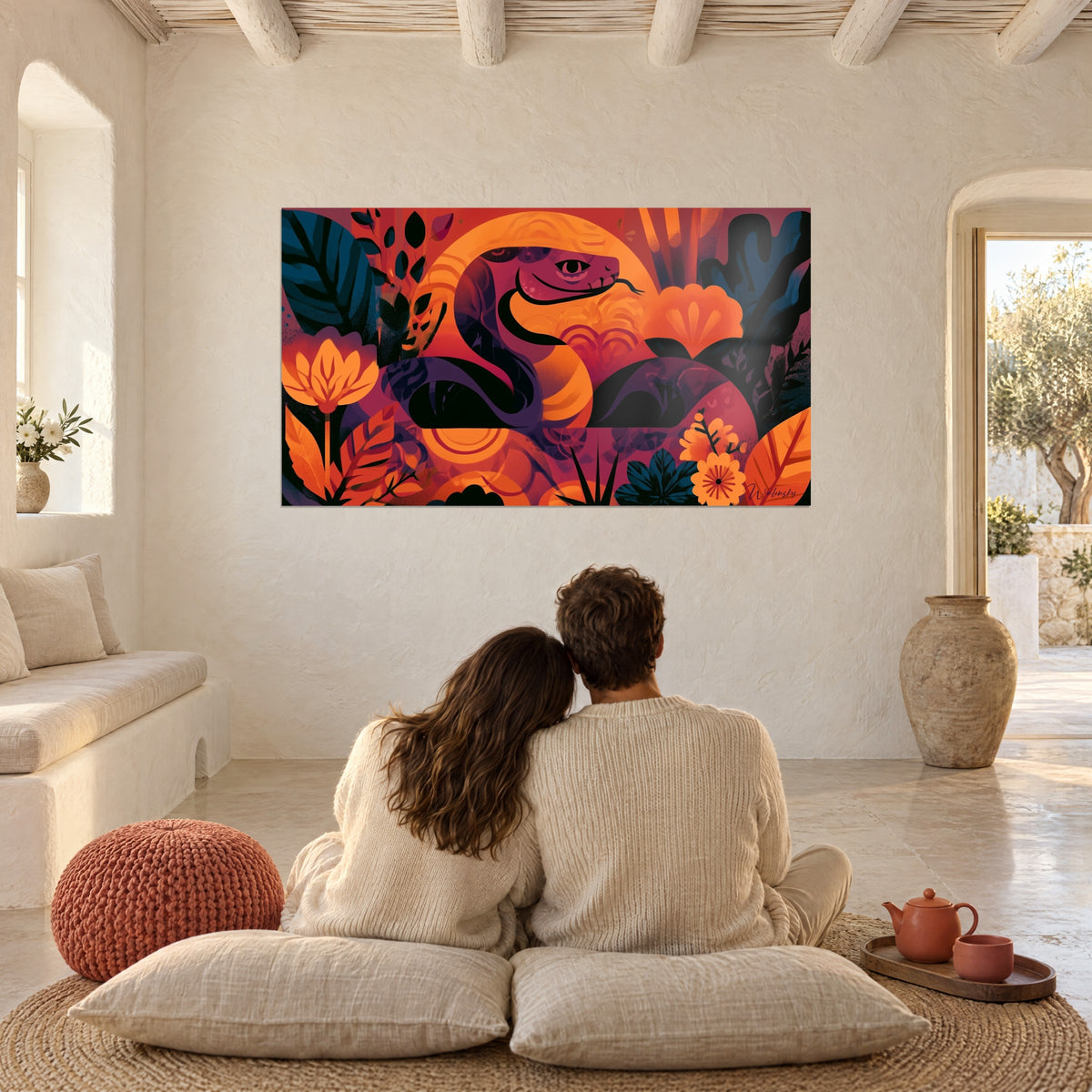 Tableau serpent prune lové sur un soleil orangé, feuilles indigo, un couple de dos assis sur de grands coussins devant le mur