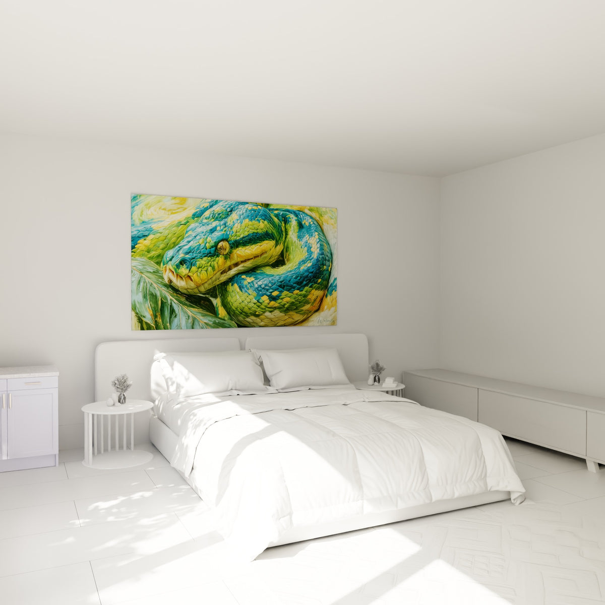 Serpent python vert et bleu enroulé sur lui-même, accroché au-dessus d'un lit dans une chambre claire