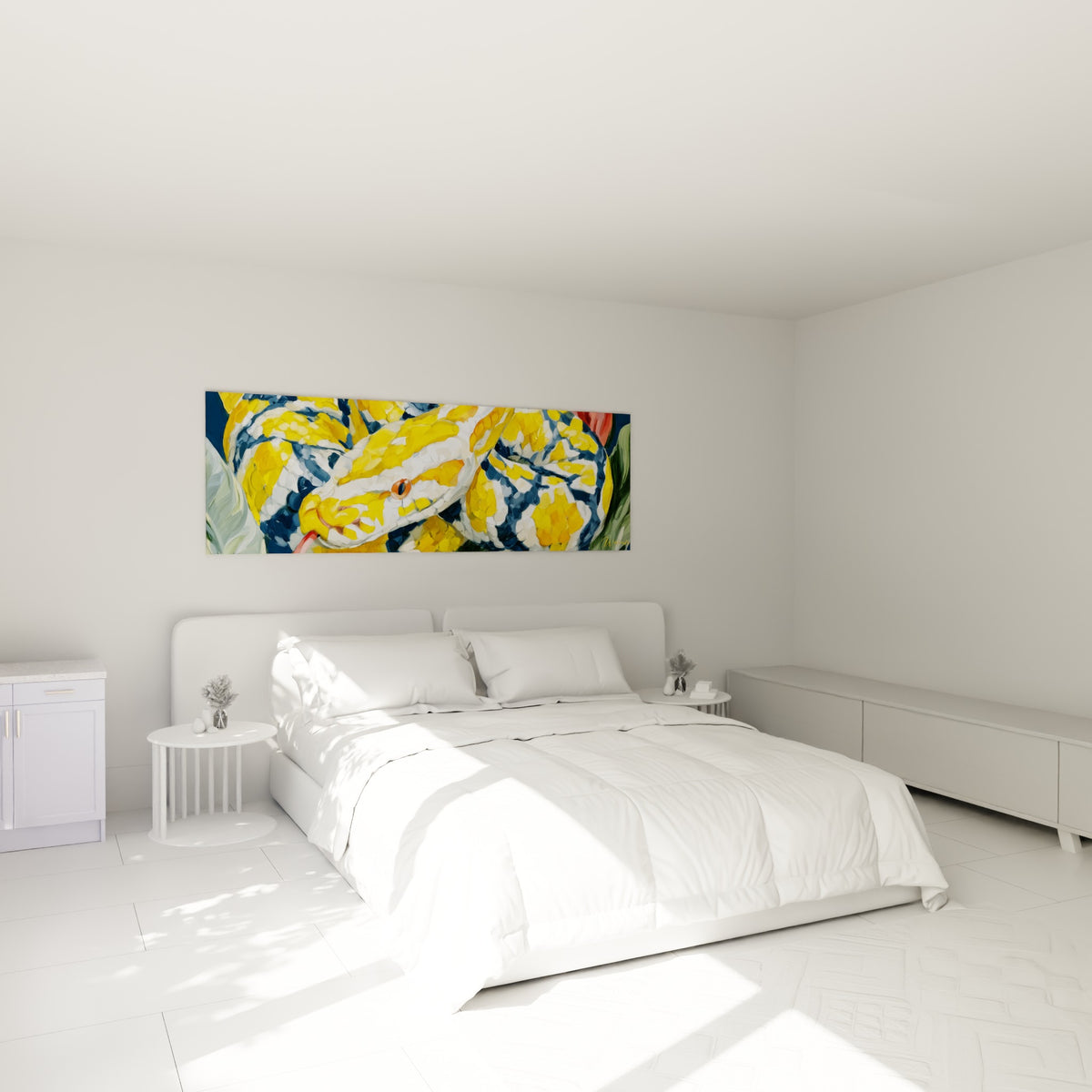 Reptile jaune vif aux motifs bleu marine accroché au-dessus d'un lit dans une chambre claire