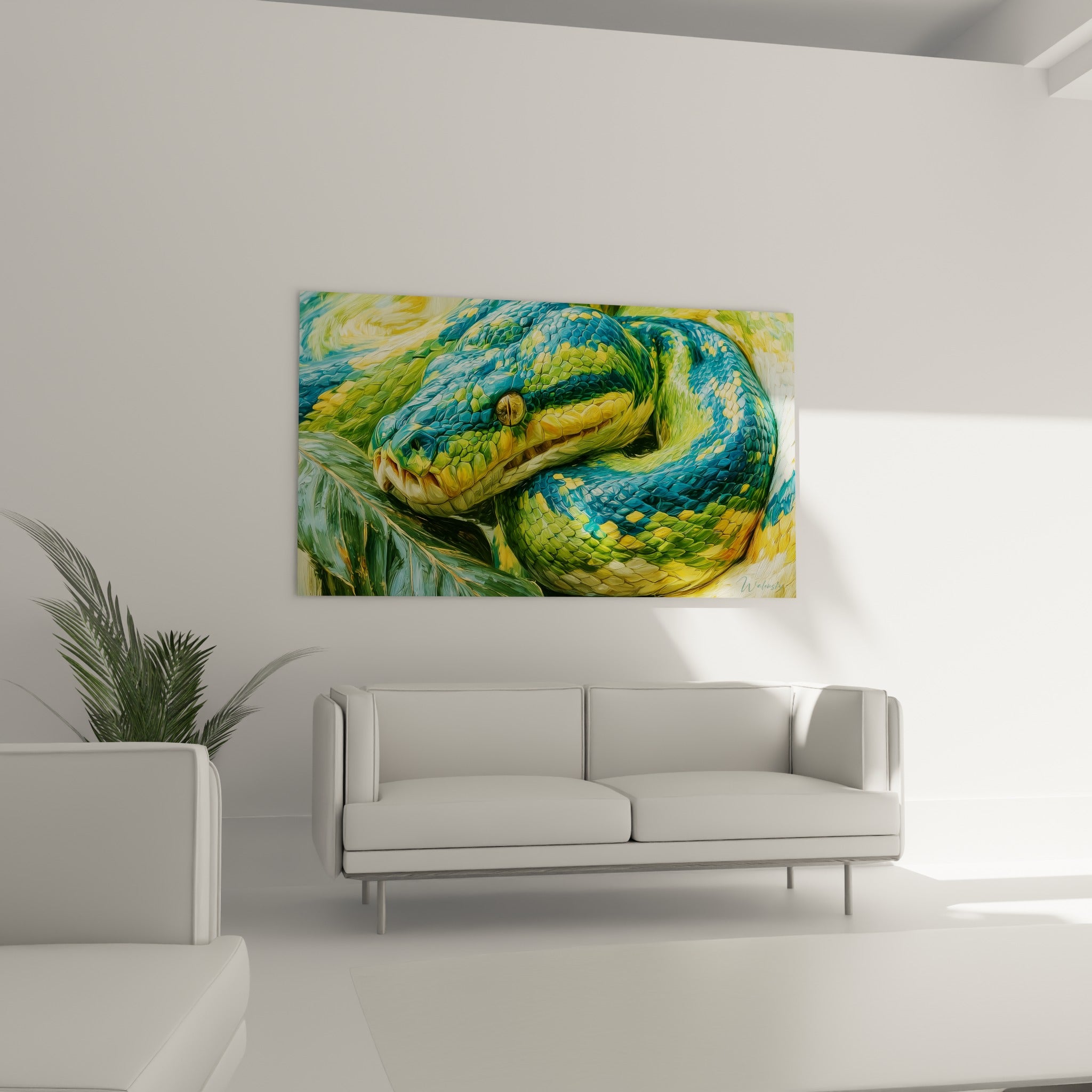 Reptile aux écailles ocre et bleu profond, tête posée sur des feuilles, au-dessus d'un canapé dans un salon lumineux
