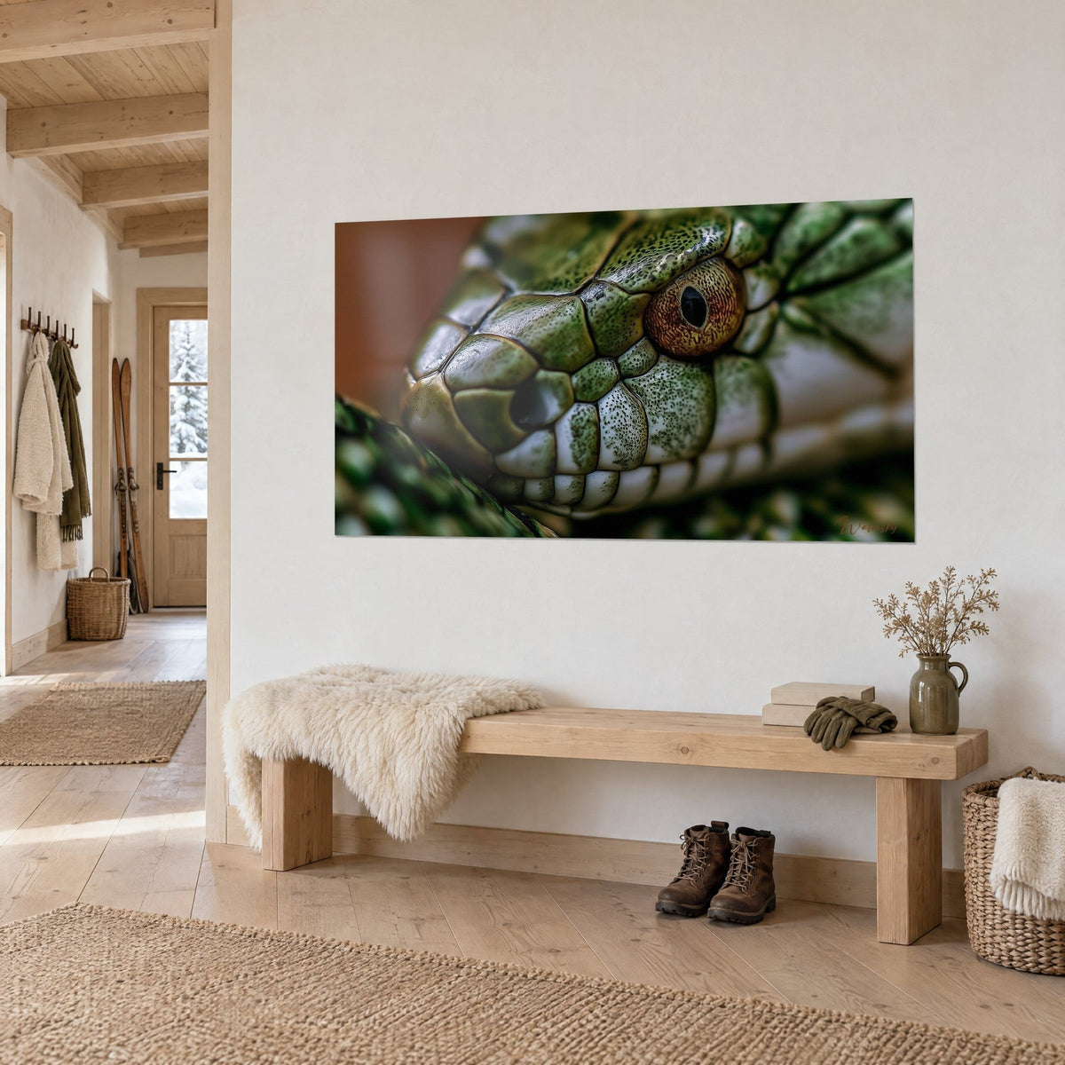 Quadro rettile dalle squame smeraldo e crema, occhio ramato sporgente, appeso nell'ingresso in legno chiaro di uno chalet di montagna