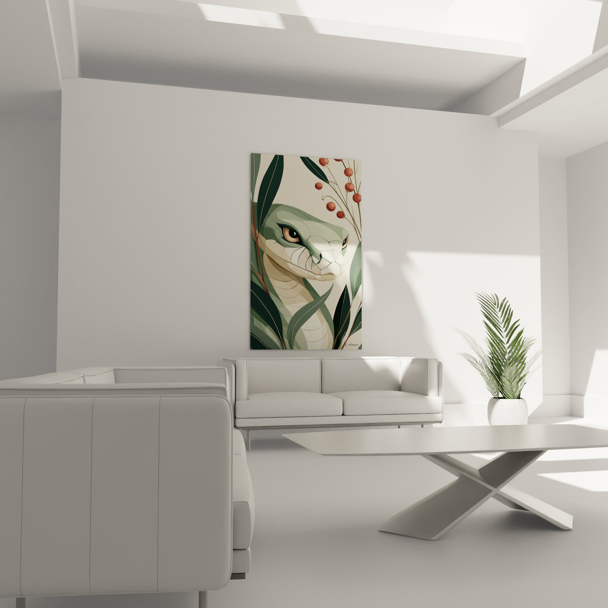 Œil ocre perçant d'un serpent vert et crème parmi les baies rouges, au-dessus d'un canapé dans un salon lumineux