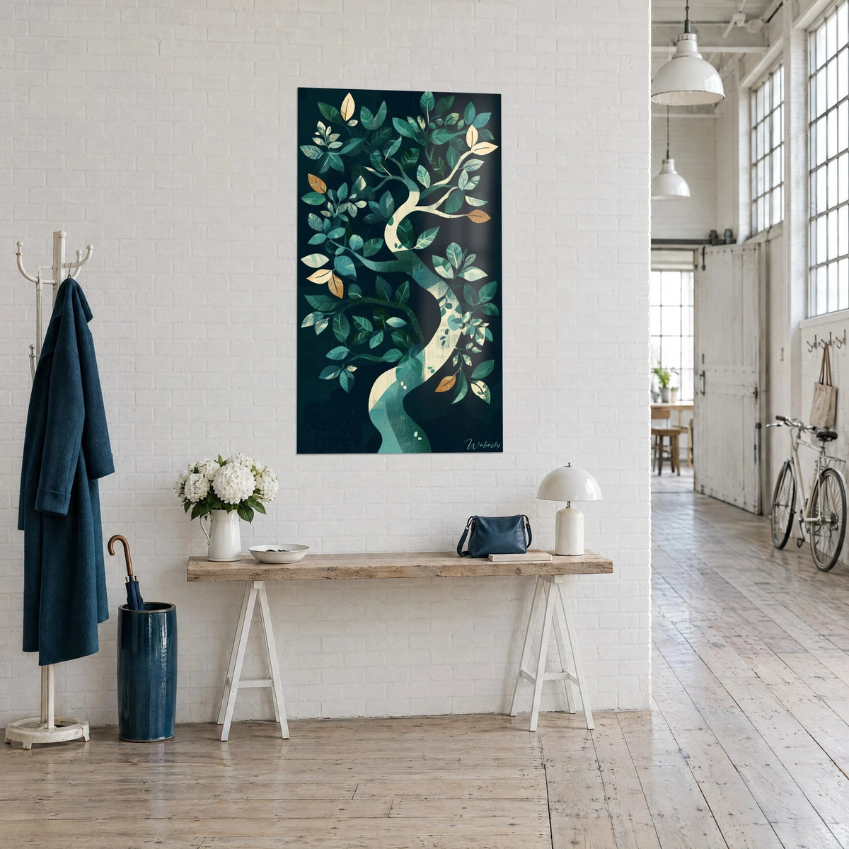 Schilderij van een spiraalvormige ivoren stam met jade- en koperkleurige bladeren op een donkere achtergrond, driekwart zicht in een lichte loft