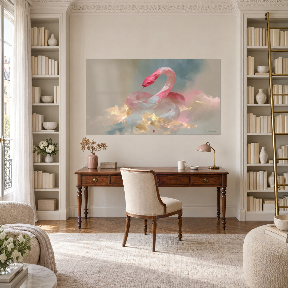 Tableau anneaux roses d'un serpent langue dardée sur fond bleu-gris et or, au-dessus d'un bureau en bois près de rayonnages
