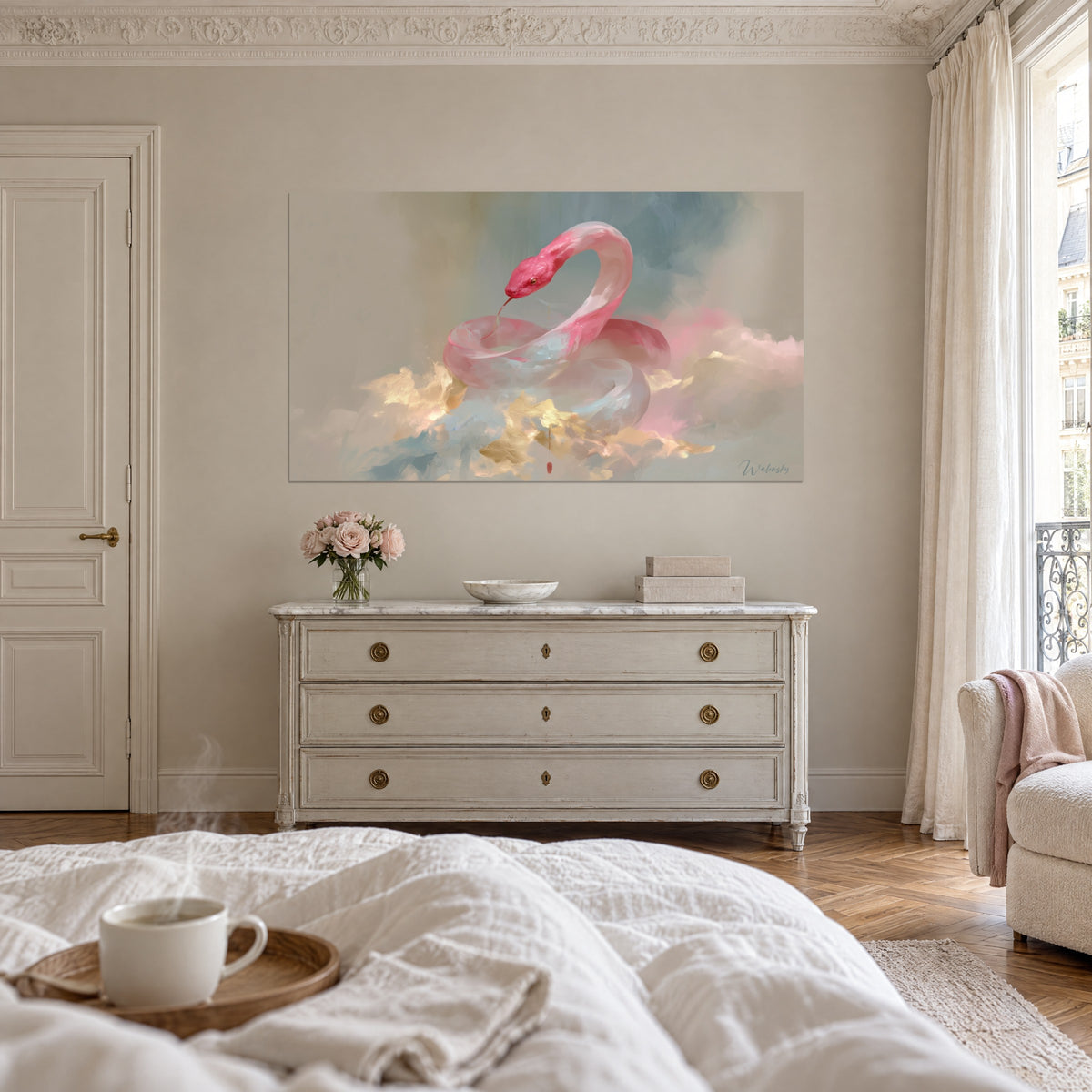 Tableau ophidien rose pâle enroulé sur des nuées dorées et bleues, plateau de petit-déjeuner au premier plan, au-dessus d'un lit dans une chambre claire