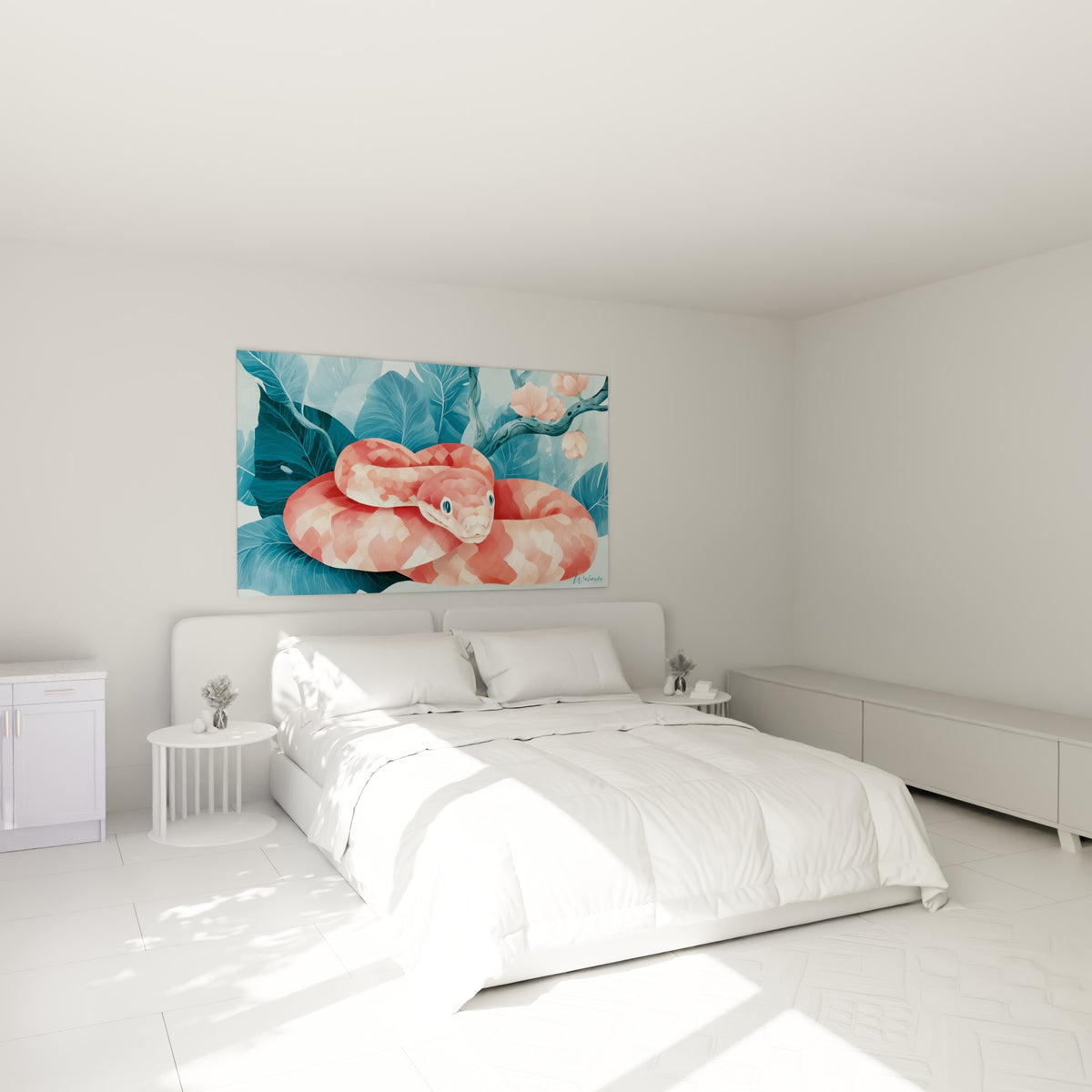 Reptile rose et corail enroulé, regard bleu perçant, au-dessus d'un lit dans une chambre claire