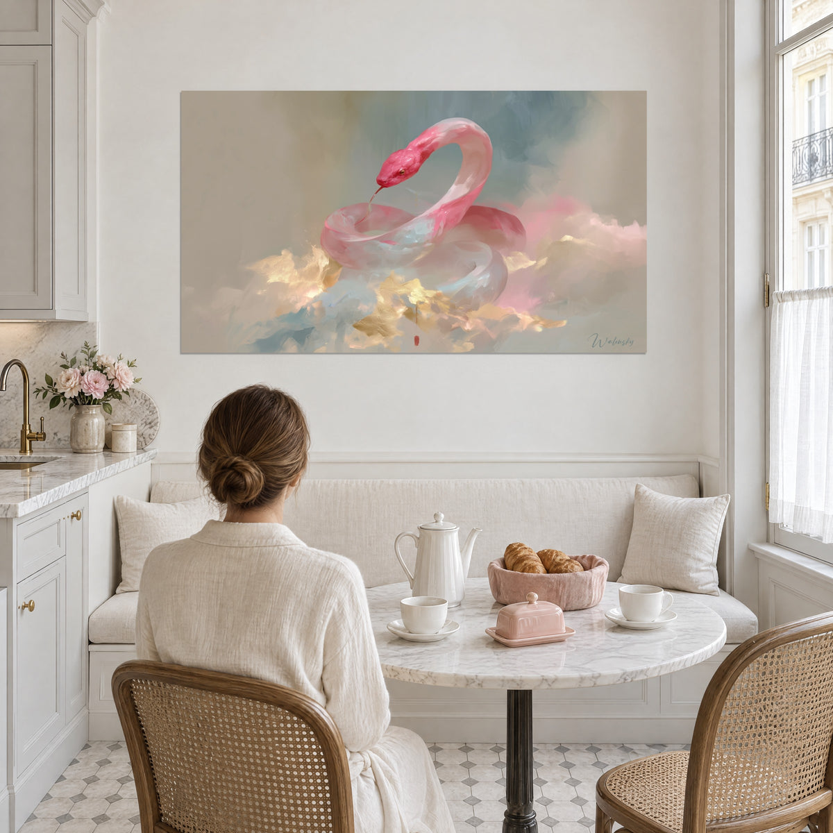 Tableau couleuvre rose aux reflets nacrés dans un ciel gris-bleu, nuages d'or, femme de dos à table, coin petit-déjeuner haussmannien