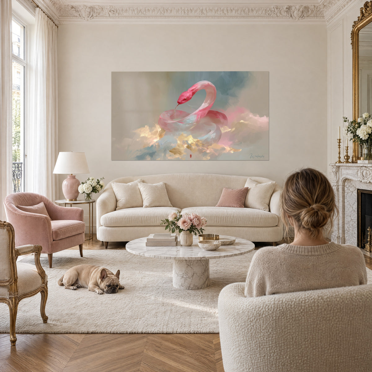 Tableau serpent rose lové sur des nuages dorés et bleutés, bulldog et spectatrice de dos, au-dessus d'un canapé dans un salon lumineux